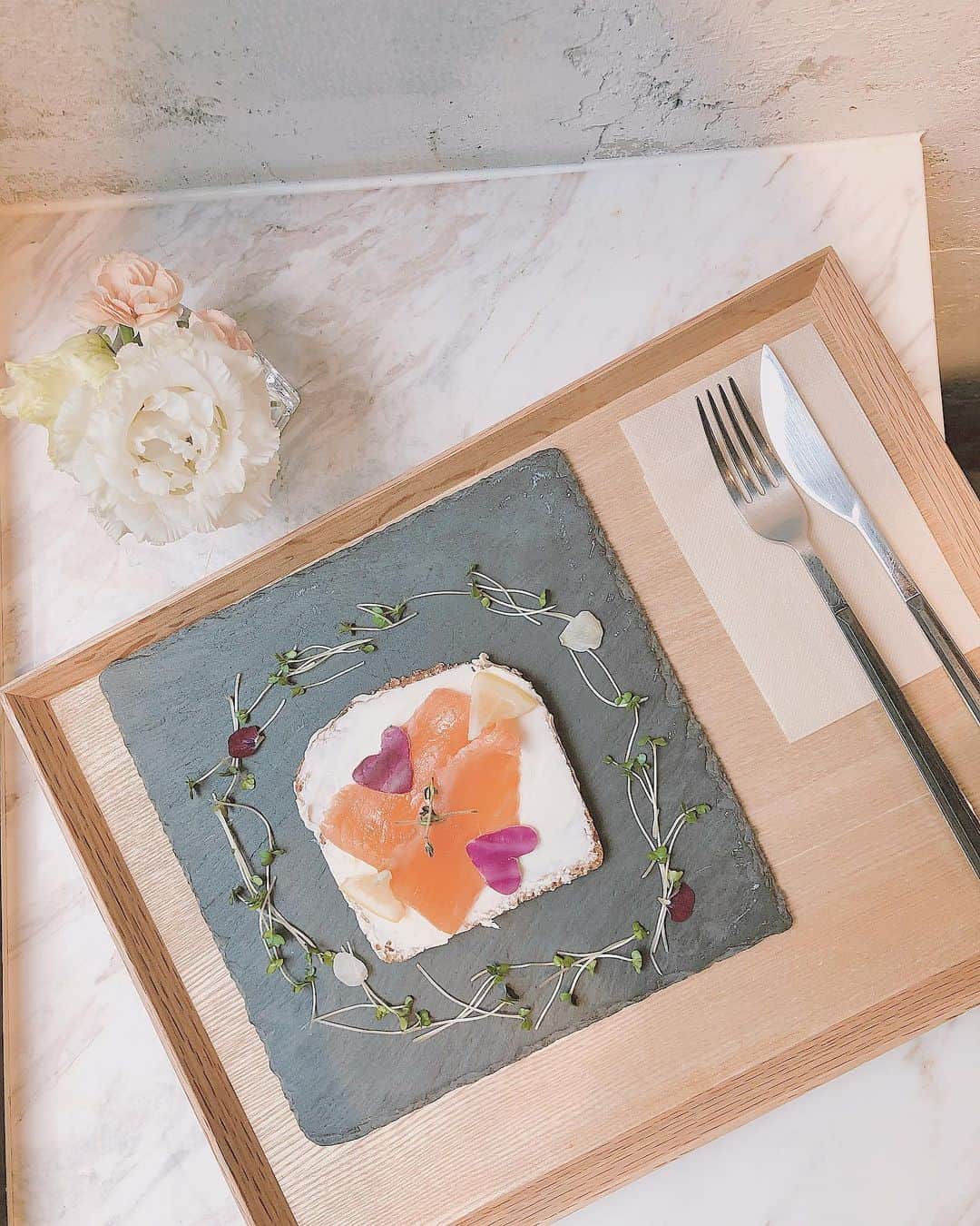 今吉めぐみさんのインスタグラム写真 - (今吉めぐみInstagram)「原宿cafe☕️🌻﻿ ﻿ 前、まみ @mamiii.97kato  と 気になってた #ローランズソーシャルアンドスムージー﻿ 行ってきました🍽✨﻿ ﻿ 私 #エディブルフラワー が好きで🌸🌼﻿ 食べ物にお花のってるだけで﻿ 幸せ100倍になるたい？﻿ ﻿ ﻿ 店内は緑がいっぱいだしすごく可愛かった😍﻿ ﻿ ちょうど  #マツコ さんの番組やってたらしく﻿ まみが即連絡くれた😚❤️﻿ ﻿ ﻿ 今日もリハしてきて﻿ ついに今週末です〜🎤❤️﻿ ﻿ OMORONIGHT Vol.６開催！！️‬﻿ ‪◆日時 ７月７日 ‬16時開場 16時半開演‬﻿ ‪◆チケット6000円 ‬﻿ ‪◆場所　BURLESQUEAnnexYAVAY ﻿ 東京都東京都港区六本木7丁目13-2 　7階 六本木アーバンビル﻿ burlesqueyavay‬﻿ ‪　藤社優美　生誕祭☆﻿ ★出演﻿ 藤社 優美﻿ KONAN﻿ S﻿ 大河内美紗﻿ なちゅ﻿ 二宮悠嘉﻿ 穐田和恵﻿ 今吉めぐみ﻿ 畠山智妃﻿ 小原春香﻿ ‪﻿ チケット﻿ https://t.livepocket.jp/e/omoro6  #harajuku #kitasando #cafestagram  #sdn48 #flowercafe  #cafelog_mg」7月5日 21時43分 - megu813