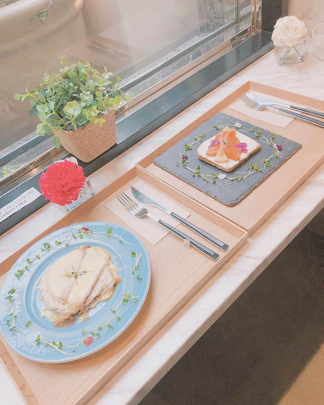 今吉めぐみさんのインスタグラム写真 - (今吉めぐみInstagram)「原宿cafe☕️🌻﻿ ﻿ 前、まみ @mamiii.97kato  と 気になってた #ローランズソーシャルアンドスムージー﻿ 行ってきました🍽✨﻿ ﻿ 私 #エディブルフラワー が好きで🌸🌼﻿ 食べ物にお花のってるだけで﻿ 幸せ100倍になるたい？﻿ ﻿ ﻿ 店内は緑がいっぱいだしすごく可愛かった😍﻿ ﻿ ちょうど  #マツコ さんの番組やってたらしく﻿ まみが即連絡くれた😚❤️﻿ ﻿ ﻿ 今日もリハしてきて﻿ ついに今週末です〜🎤❤️﻿ ﻿ OMORONIGHT Vol.６開催！！️‬﻿ ‪◆日時 ７月７日 ‬16時開場 16時半開演‬﻿ ‪◆チケット6000円 ‬﻿ ‪◆場所　BURLESQUEAnnexYAVAY ﻿ 東京都東京都港区六本木7丁目13-2 　7階 六本木アーバンビル﻿ burlesqueyavay‬﻿ ‪　藤社優美　生誕祭☆﻿ ★出演﻿ 藤社 優美﻿ KONAN﻿ S﻿ 大河内美紗﻿ なちゅ﻿ 二宮悠嘉﻿ 穐田和恵﻿ 今吉めぐみ﻿ 畠山智妃﻿ 小原春香﻿ ‪﻿ チケット﻿ https://t.livepocket.jp/e/omoro6  #harajuku #kitasando #cafestagram  #sdn48 #flowercafe  #cafelog_mg」7月5日 21時43分 - megu813