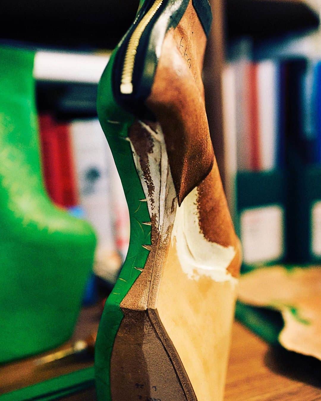ノリタカタテハナのインスタグラム：「Process of making heel-less shoes, 2017﻿ ﻿ @heelless_shoes﻿ ﻿ #heellessshoes﻿ #noritakatatehana﻿ #shoemaking﻿ ﻿ Photo by @gionstudio」