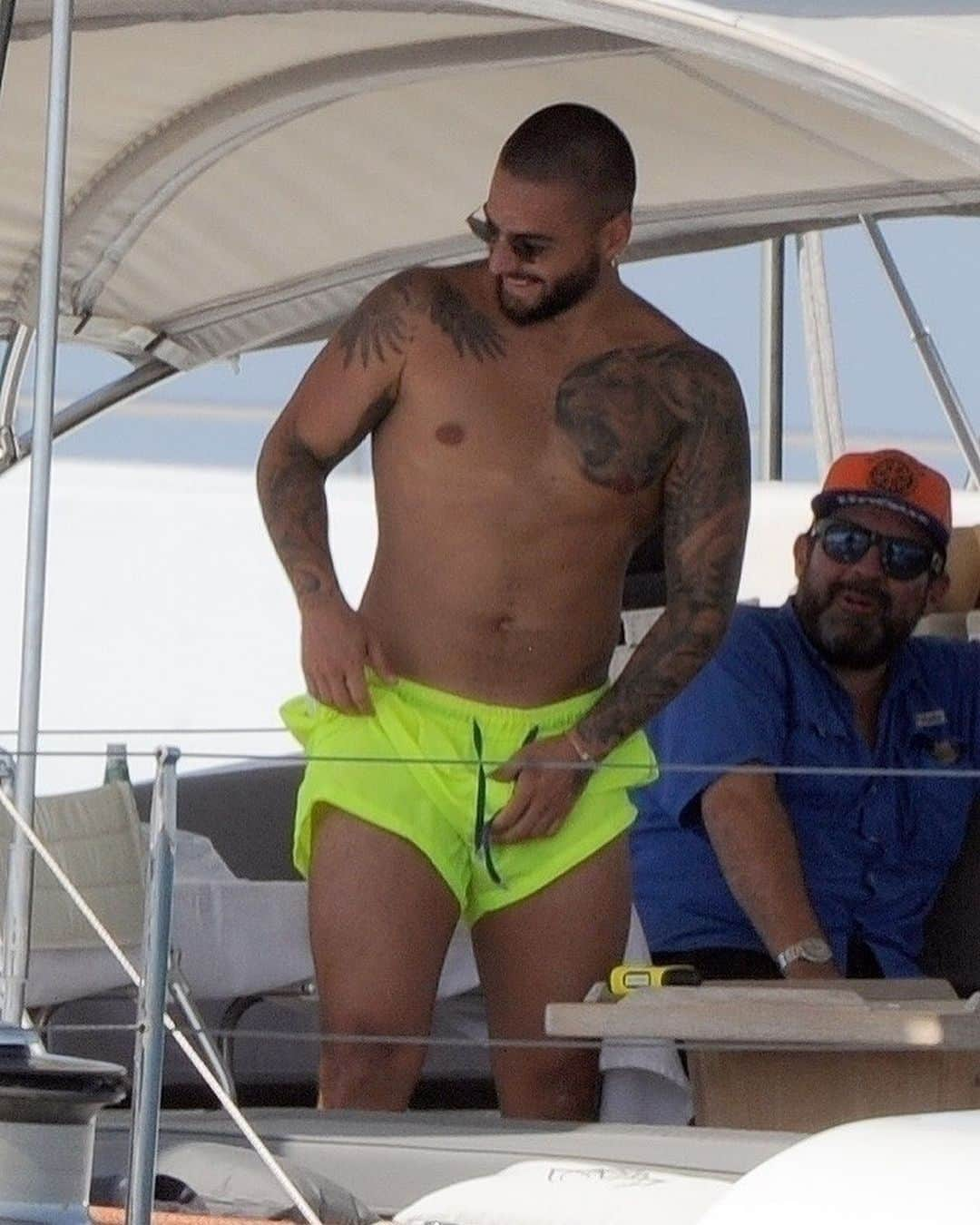 Just Jaredさんのインスタグラム写真 - (Just JaredInstagram)「@maluma packs on the PDA and puts his buff body on display with girlfriend @natalia while on vacation in Spain.  #Maluma #NataliaBarulich Photos: Backgrid」7月5日 21時45分 - justjared