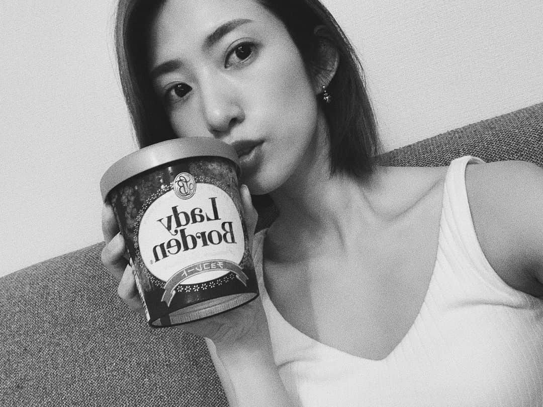 柳めぐみさんのインスタグラム写真 - (柳めぐみInstagram)「. . スパイダーマン観ながらLady Borden🍨 チョコレート味が好き🍫 今の私はお粥とアイスで出来ている。 今日はアラジンからのスパイダーマンで映画三昧。 幸せ〜❤︎ . #ladyborden #子供の頃の夢 #スパイダーマン」7月5日 21時47分 - yanameguchan