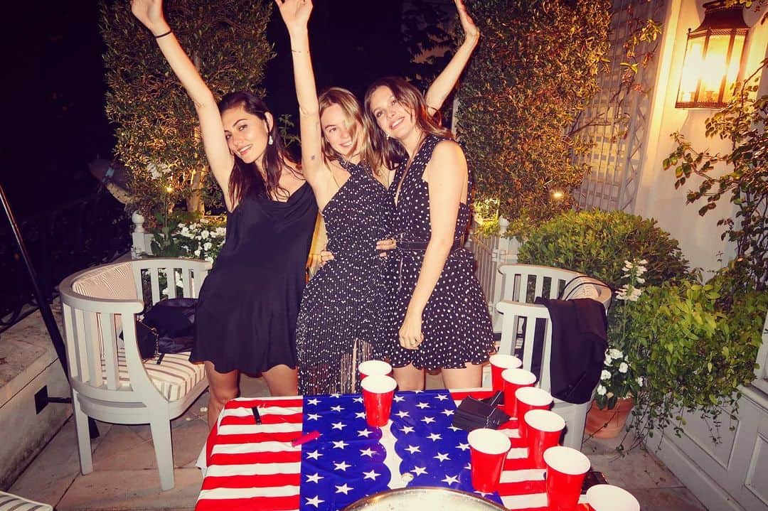 デレク・ブラスバーグさんのインスタグラム写真 - (デレク・ブラスバーグInstagram)「First pic: Americans in Paris! 👍🇺🇸 Second pic: Losing at beer pong to an Aussie, a Frenchie and a Russian. 🤷🏻‍♂️🏓🍺」7月5日 21時56分 - derekblasberg