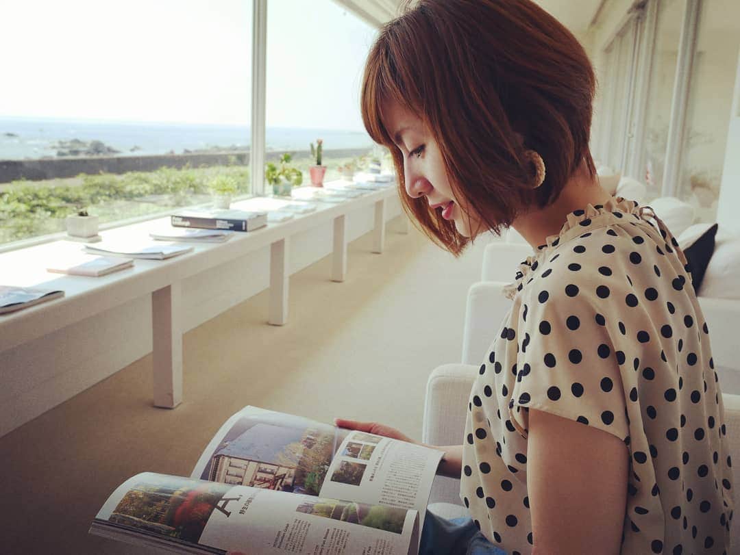 浜田真衣のインスタグラム：「海の近くで育ったから、 やっぱり海見てるとほんと落ち着く♡ #ウトコオーベルジュアンドスパ  海の近くに別荘建てるのが 1つの目標です🍀  #すきこと #トレンドアイテム #なつふく #夏服コーデ #夏服コーディネート #可愛い服 #海の #海辺の宿 #星野リゾート #ふぁっしょんこーで #オススメしたい #れでぃーす #ootd #夏服ファッション#浜田真衣 #monaカフェ  ーーーーーーーーーーーーーー  宣伝🌸  Line@(ID):@bkj4113l  Twitterアカウント:@nna1317  SHOW ROOM:はまD部屋  MONA🌈:@mona_magazine  劇団MONA:@gekidan_mona  MONA映画: @jodame_movie」