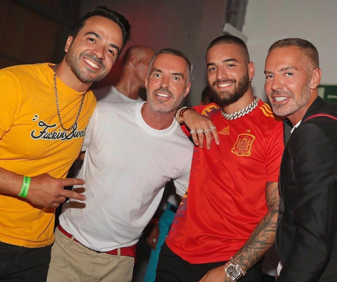 ディースクエアードさんのインスタグラム写真 - (ディースクエアードInstagram)「Backstage time with @maluma and @luisfonsi 🔥#D2Friends #ibiza #Dsquared2」7月5日 21時50分 - dsquared2