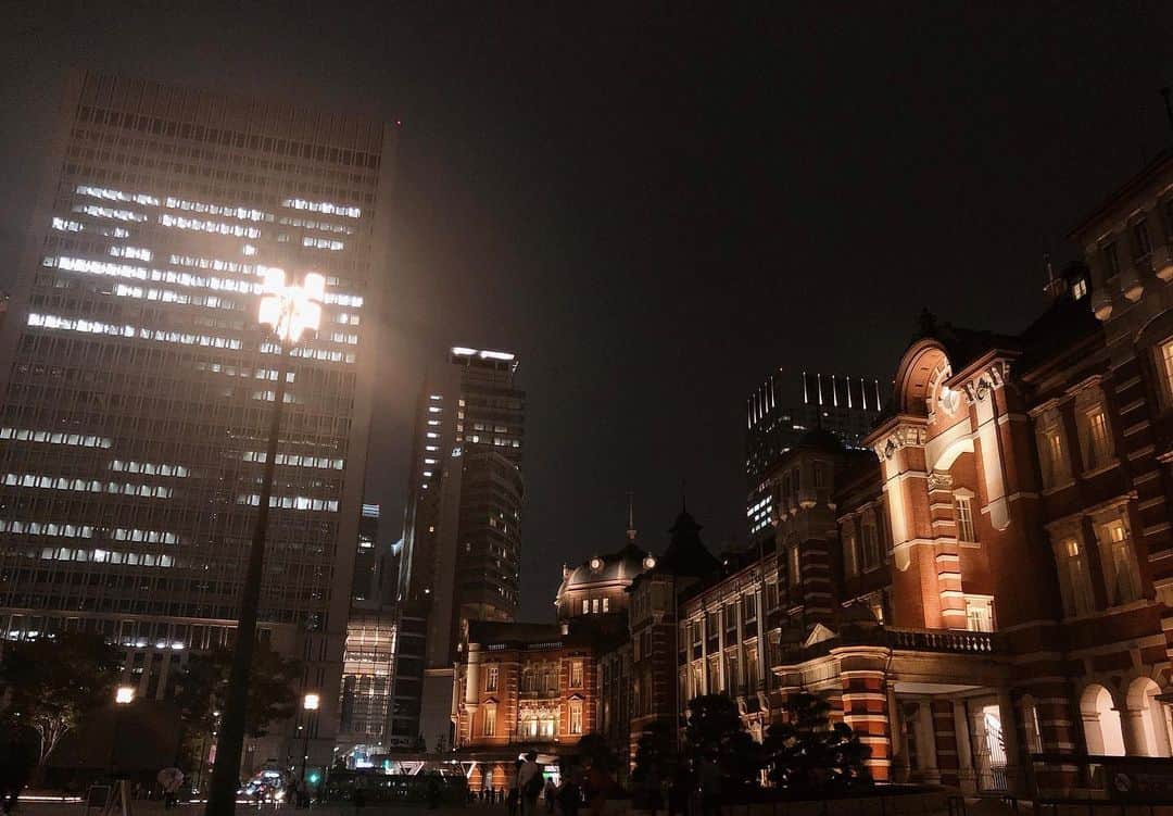 東京ステーションホテルTokyo Station Hotelさんのインスタグラム写真 - (東京ステーションホテルTokyo Station HotelInstagram)「明日の日曜日は七夕。﻿ 少し早いですが東京駅の前で足を止めて 空を見上げてみました。﻿ 七夕の雨は、二人の涙をなぞらえて 催涙雨(さいるいう)と呼ばれるそうです。 ﻿ 大切な方と素敵な週末をお過ごしください！﻿ ﻿ This Sunday is "TANABATA", known as star festival in Japan. How about looking up at the night sky in front of Tokyo Station.﻿ Have a wonderful weekends!﻿ ﻿ —————————————————————﻿ #citysky #tokyostation #tanabata #tokyonight #tokyotravel #tokyostationhotel #marunouchi #七夕 #短冊 #七夕飾り #夜空 #東京の空 #東京駅 #東京ステーションホテル #丸の内」7月5日 21時51分 - tokyostationhotel