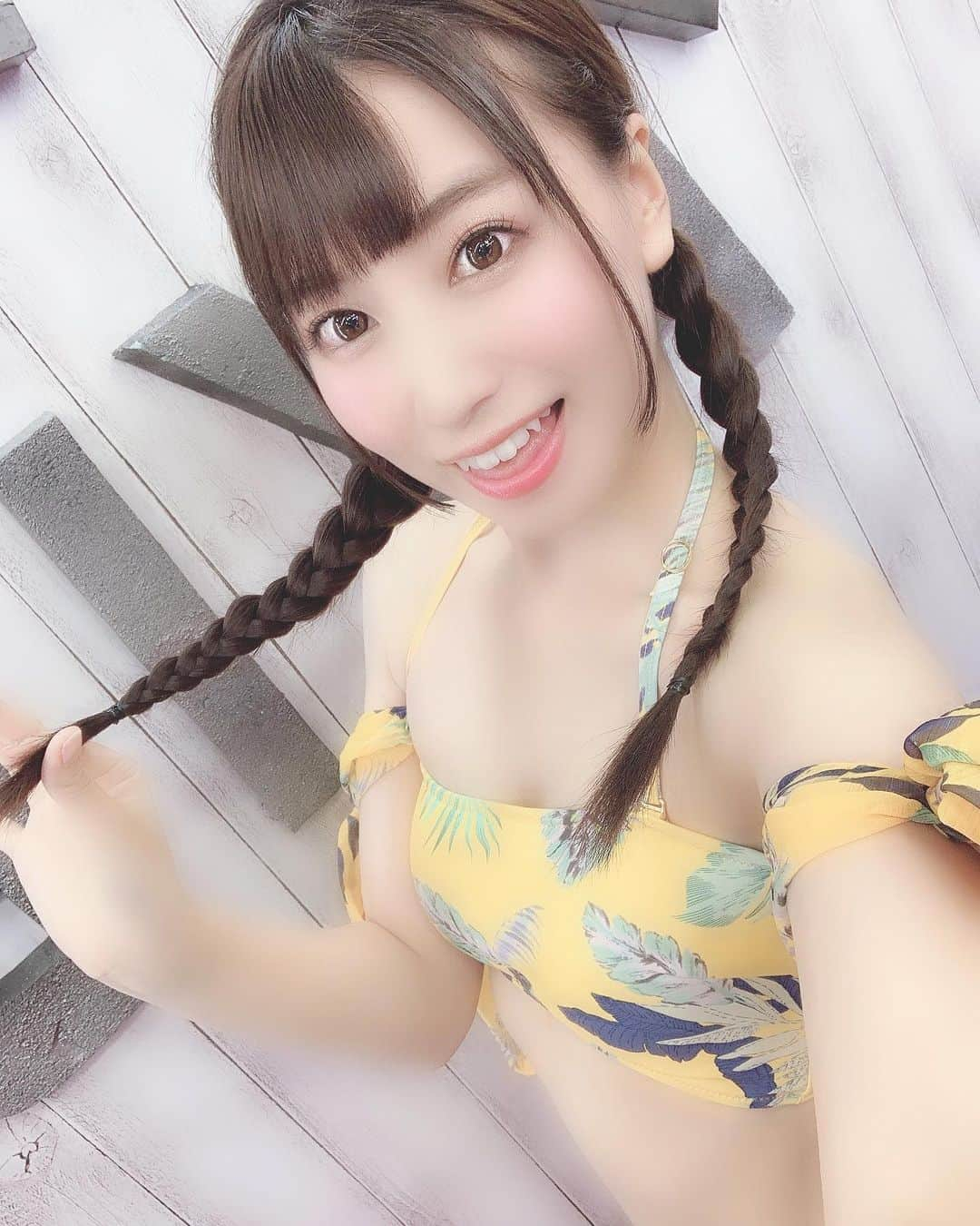 初川みなみさんのインスタグラム写真 - (初川みなみInstagram)「#ビキニの日﻿ ﻿ 先月のイベントで着たおしゃれな水着👙﻿ ﻿ はっつやっぱり黄色も好きかも🤔💛﻿ 普段あまり着ない色ってまたに着ると﻿ いいーー！！！ってなるよね🥰﻿ ﻿ #水着 #黄色 #三つ編み」7月5日 21時51分 - hatsukaw_aminami