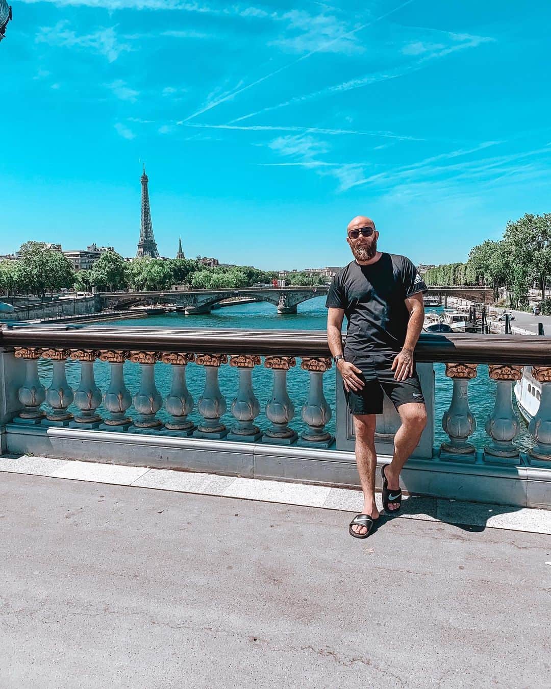 のインスタグラム：「Le Touriste 🇫🇷❤️🇫🇷」