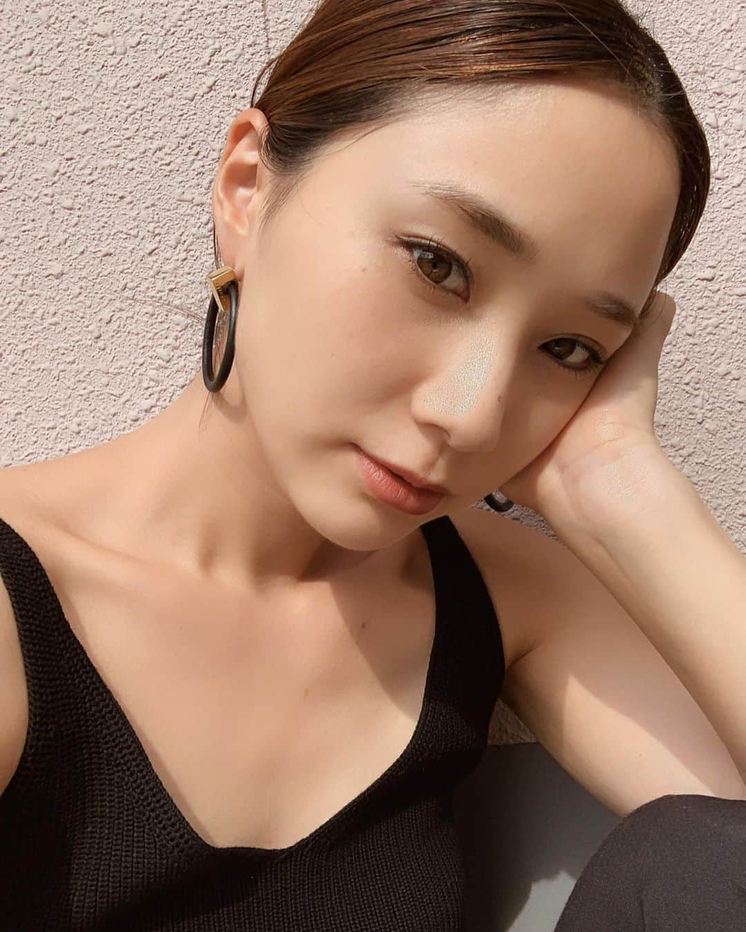 伊地知朋子さんのインスタグラム写真 - (伊地知朋子Instagram)「♡ 新しいリップを使い始める時は心踊る✨  ローラ メルシエの新作  ルージュ エッセンシャル  シルキー クリーム リップスティック  の2色がメイクポーチの仲間入り💄  30色あってすごく悩んだけど、自分に似合う色見つけました。 . 1枚目が05番。  シックなブラウンベースが落ち着いた雰囲気で引き締めてくれます。  どんなファッションやメイクにも合わせやすい♡リップの色に迷ったらコレ✔︎ . 2枚目が26番。  ビビッドなレッドで夏のおしゃれを華やかにしてくれるお色💋 . しっとりとした質感で  色持ちも良いのでおススメです◎  __  #リップ #口紅  #ローラメルシエ  #ローラの5番 #ローラの26番  #pr」7月5日 22時00分 - tomoko_urbanbobby