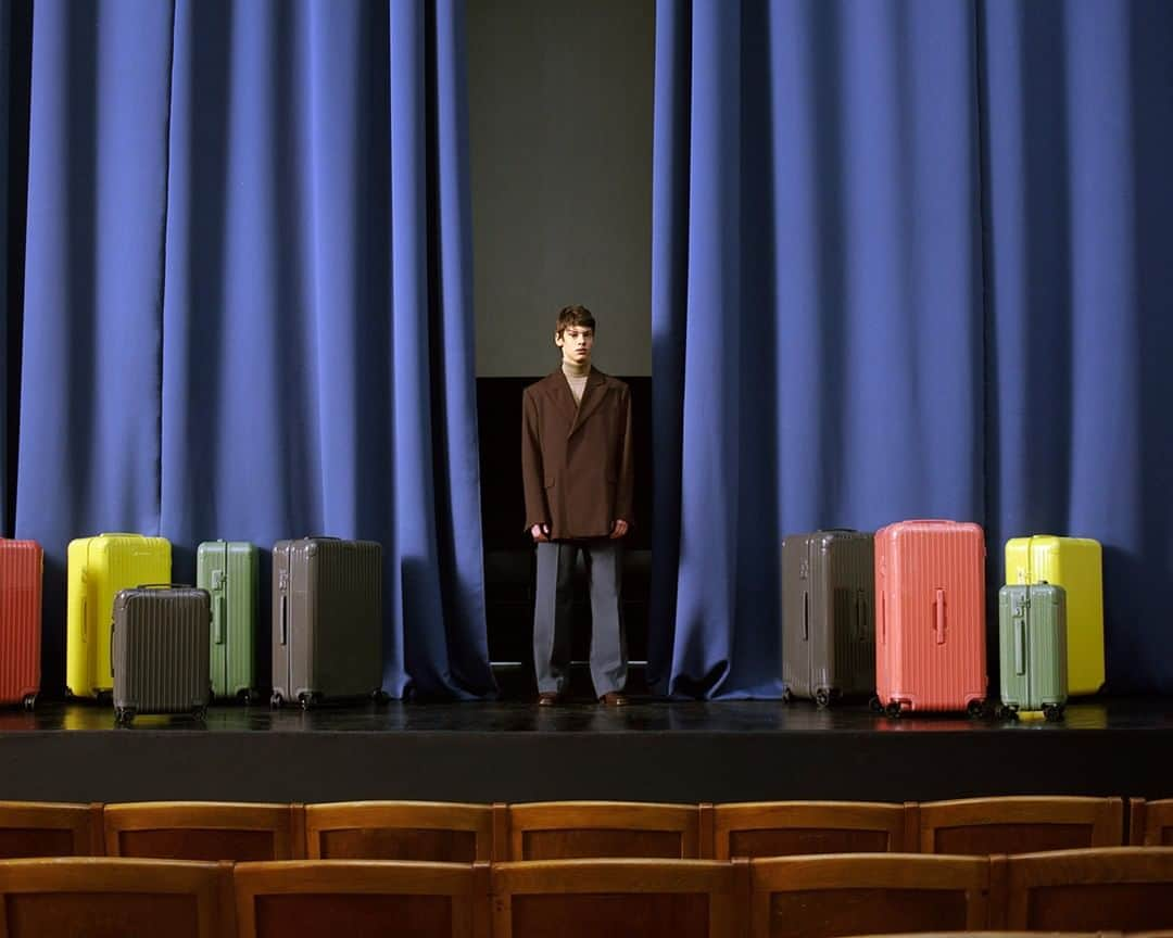 リモワさんのインスタグラム写真 - (リモワInstagram)「A new collection of colours for RIMOWA. Captured by photographer Asaf Einy.⁣⁣ ⁣⁣⁣⁣ ⁣⁣#RIMOWA #RIMOWAcolours #RIMOWAessential」7月5日 22時00分 - rimowa