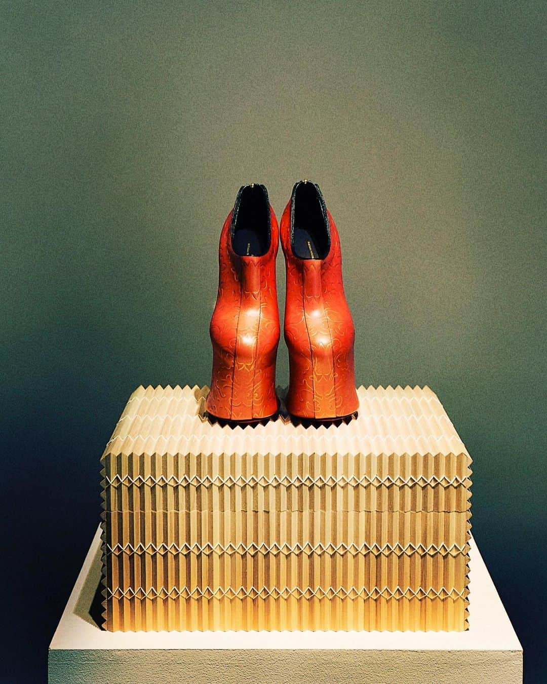 ノリタカタテハナのインスタグラム：「Heel-less shoes series, 2014 ﻿ @heelless_shoes﻿ ﻿ #heellessshoes﻿ #noritakatatehana﻿ ﻿ Photo by @gionstudio」