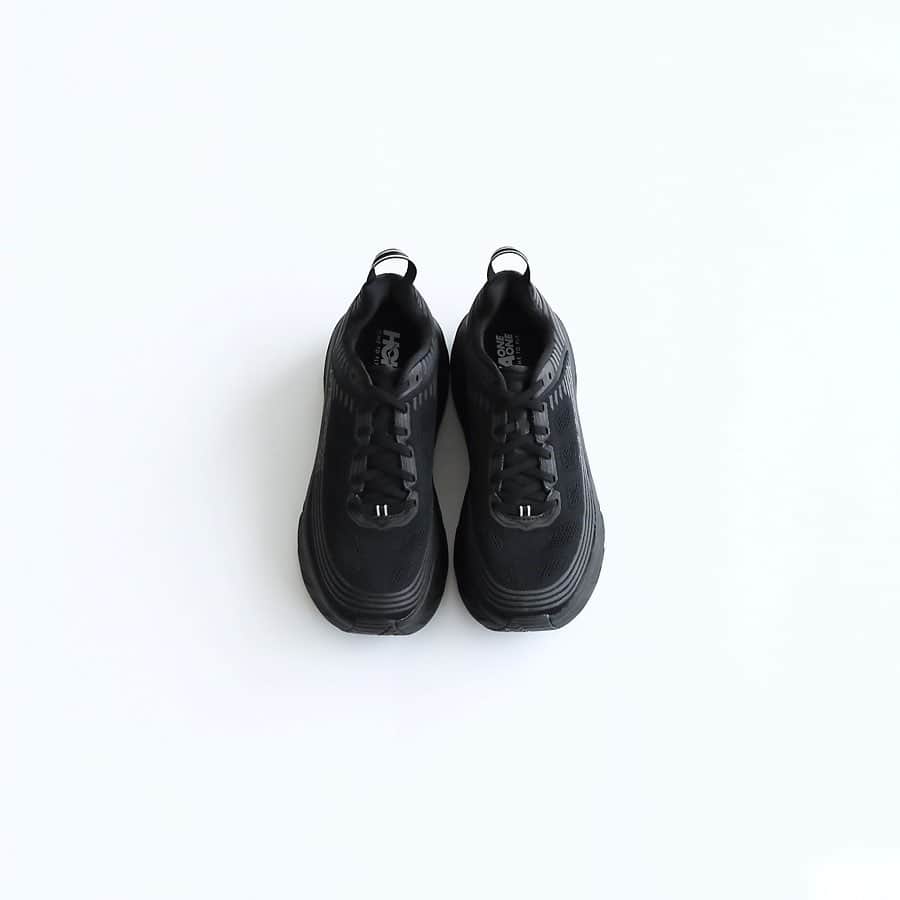 のインスタグラム：「【HOKA ONEONE】﻿﻿﻿ ﻿﻿﻿ HOKA ONEONEのロードシューズラインナップで最もクッション性の高いシューズを全面的に刷新した『BONDI 6 / ボンダイ 6』。﻿ ﻿ フルEVAミッドソール、快適で通気性の高いアッパー、そしてメタロッカーテクノロジーにより、滑らかでバランスの取れた走り心地をさらに高めました。﻿ これにより、あらゆる距離で安定した走りを実現します。﻿ ﻿ アッパーとミッドソールにリフレクタープリントを施し、夜間走行での視認性を確保します。﻿ トラフィックラインの白をイメージしたスタイリッシュなコレクションです。﻿ ﻿ ランニングシューズとしては勿論、日常のスタイリングのアクセントにもお勧めの一足です。﻿ ﻿﻿﻿ ﻿ ﻿ ﻿﻿﻿ Sneaker : 【HOKA ONEONE】¥21,000+tax﻿ ﻿ ﻿ ﻿ ﻿ ﻿ ﻿ ﻿﻿﻿ #edifice #hokaoneone #evamidsole #roadshoes #bondi6 #runningshoes #shoesaddict #shoestagram #kicks #kickstagram #shoeslovers #shoesaholic #shoefashion #sneakeraddict #sneakerheads #mensshoes #mensfashion #mensstyle #menwithclass #menwithstyle #dapper #dapperman #dapperstyle #エディフィス﻿ #ホカオネオネ」