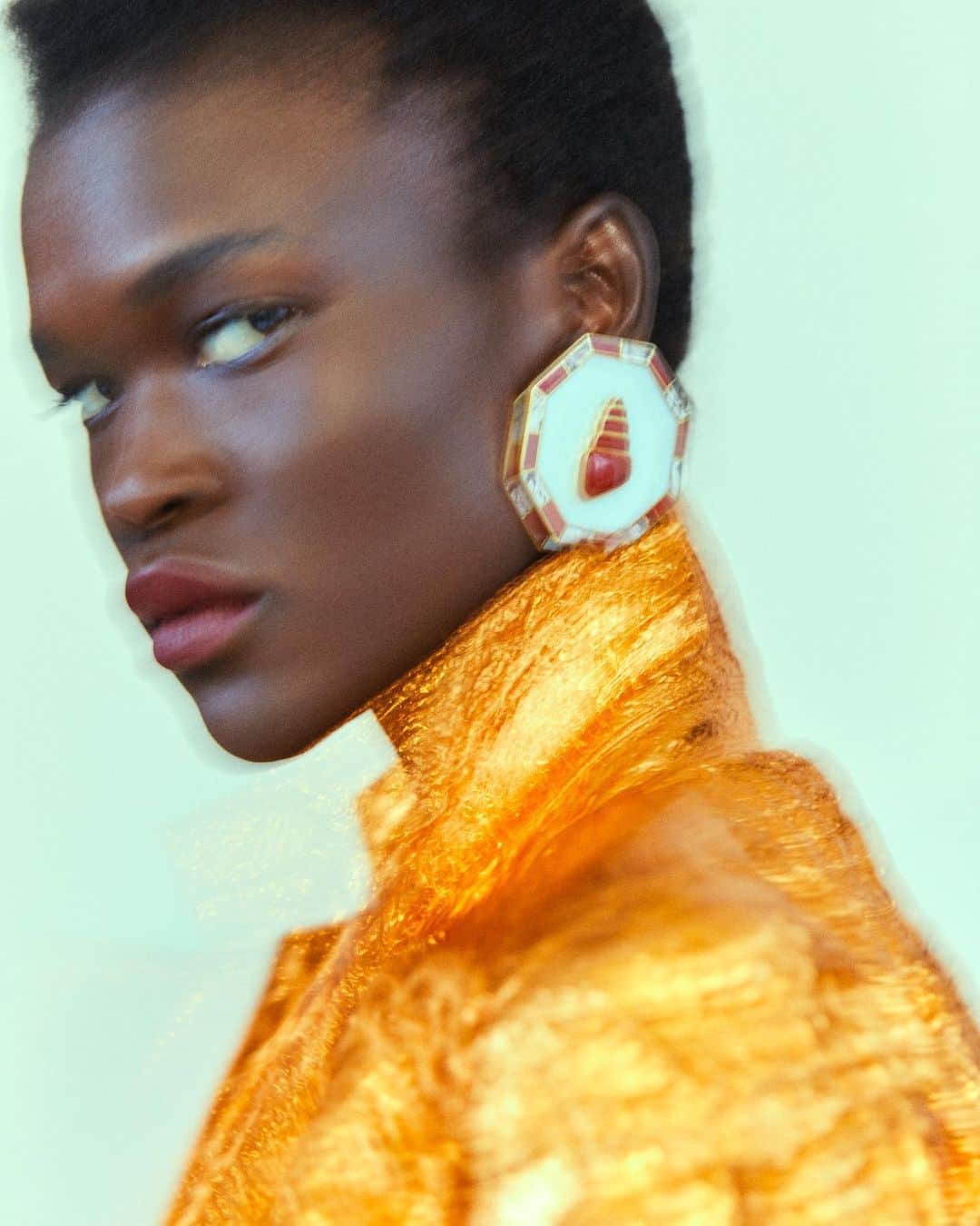 Monica Sordoのインスタグラム：「Our latest version of the CURIS Earrings with our SAMAY Seashell detail 💥 Because at MS we celebrate woman everyday! #MonicaSordo #Samay #SS19  Photography @osvaldoponton  Styling @caitlinburkeny Muse @cute_cent_ MUA @josephcarrillo Hair @brittanwhite  Wardrobe @albrightfashionlibrary」