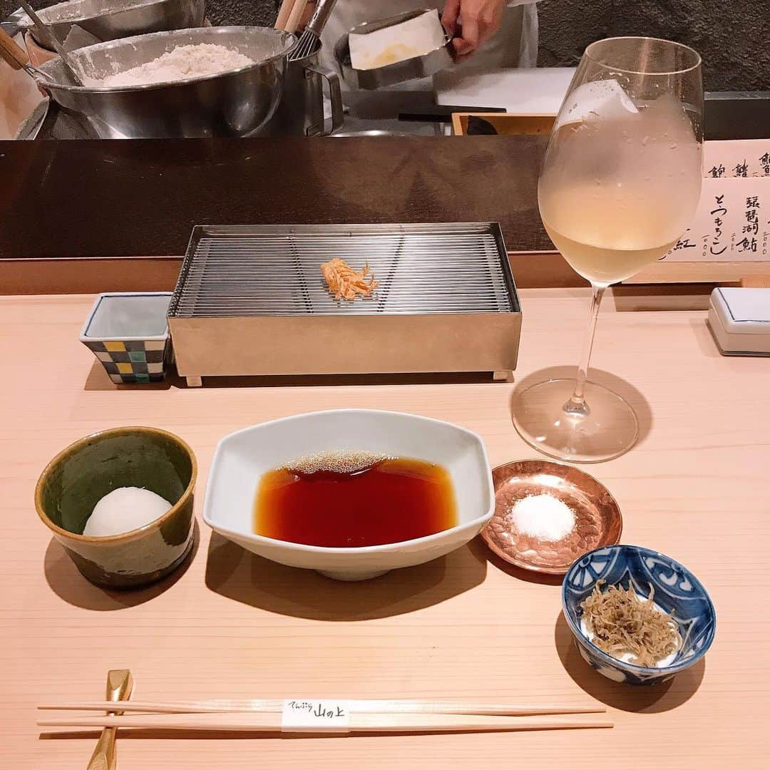 芦田桂子さんのインスタグラム写真 - (芦田桂子Instagram)「天ぷらは揚げたてをカウンターで食べるのが好き エビから始まり 食材の鮮やかな色や香り、揚がる音。。。 人間の５感をフルに贅沢な旬をたくさん頂きました  最後は冷製ミニ天茶で締め お腹いっぱい😋 美味しいものは人を幸せな気持ちにするね♡ ✴︎ #天ぷら #山の上 #銀座six #美味しい #旬をいただく #champagne  #幸せ #ごちそうさまでした #芦田桂子」7月5日 22時01分 - keiko_ashida