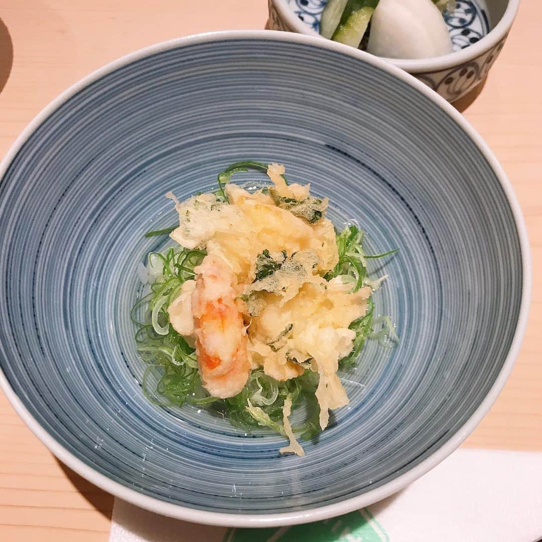 芦田桂子さんのインスタグラム写真 - (芦田桂子Instagram)「天ぷらは揚げたてをカウンターで食べるのが好き エビから始まり 食材の鮮やかな色や香り、揚がる音。。。 人間の５感をフルに贅沢な旬をたくさん頂きました  最後は冷製ミニ天茶で締め お腹いっぱい😋 美味しいものは人を幸せな気持ちにするね♡ ✴︎ #天ぷら #山の上 #銀座six #美味しい #旬をいただく #champagne  #幸せ #ごちそうさまでした #芦田桂子」7月5日 22時01分 - keiko_ashida