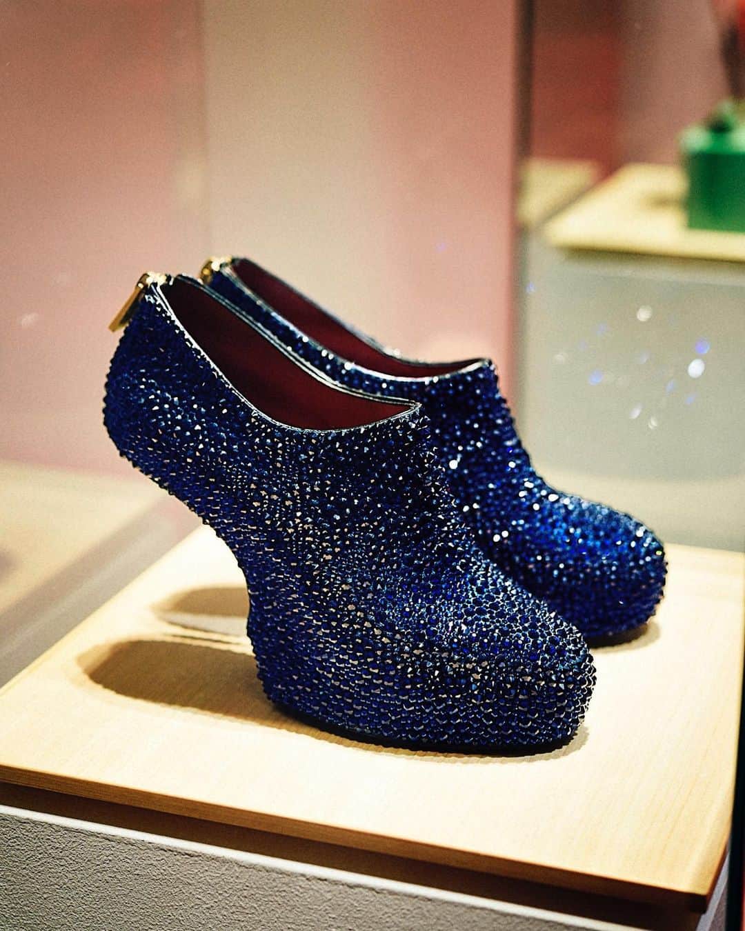 ノリタカタテハナのインスタグラム：「Heel-less shoes series, 2012 ﻿ @heelless_shoes﻿ ﻿ #heellessshoes﻿ #noritakatatehana﻿ ﻿ Photo by @gionstudio」