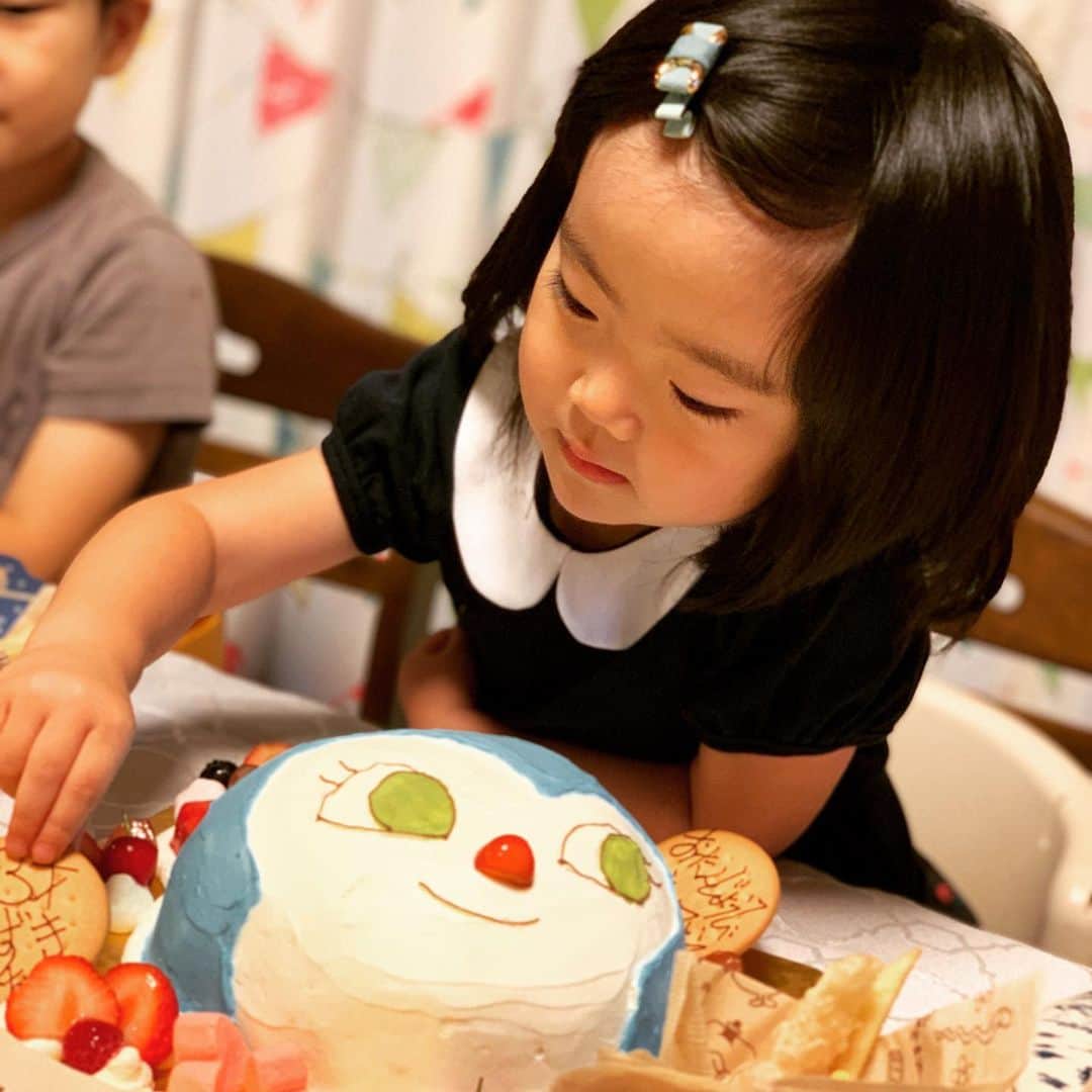 のインスタグラム：「本日末っ子あずきの3才の誕生日。 だいぶ喋るようになってきました。 ケーキはあずきのリクエストで、なぜかコキンちゃん。 アンパンマンなら躊躇なく顔を食べられるのだけど…。 あと、ローソクの立てる場所がない…。」