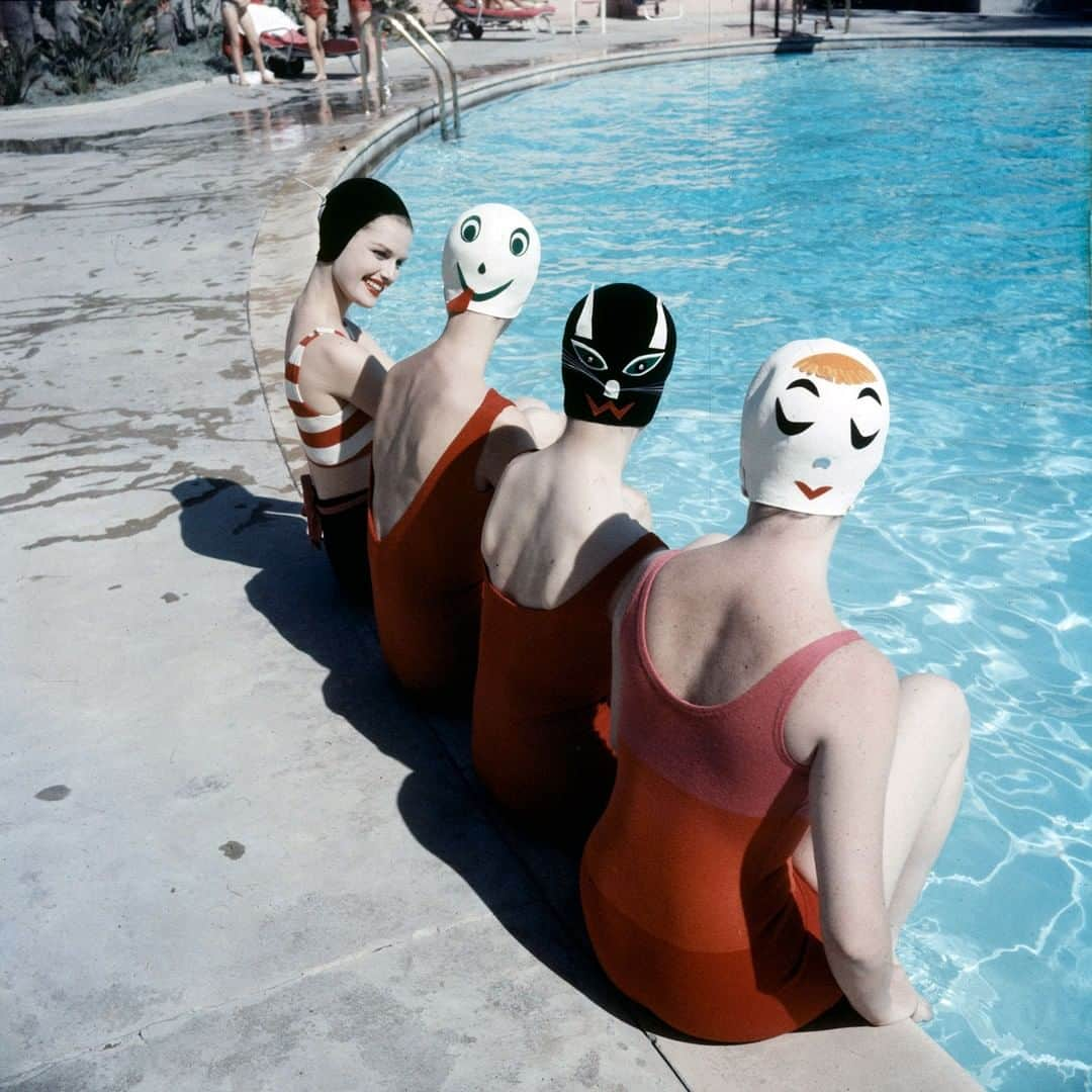 lifeさんのインスタグラム写真 - (lifeInstagram)「Women sitting at the pool sporting bathing caps with fanciful faces. Invented by Long Island, New York, resident Betty Geib, who makes them under the name Betty Darling, they were originally designed to amuse her three children, 1959. (Ralph Crane—The LIFE Picture Collection/Getty Images) #fashionfriday #vintagefashion #summerfashion」7月5日 22時04分 - life