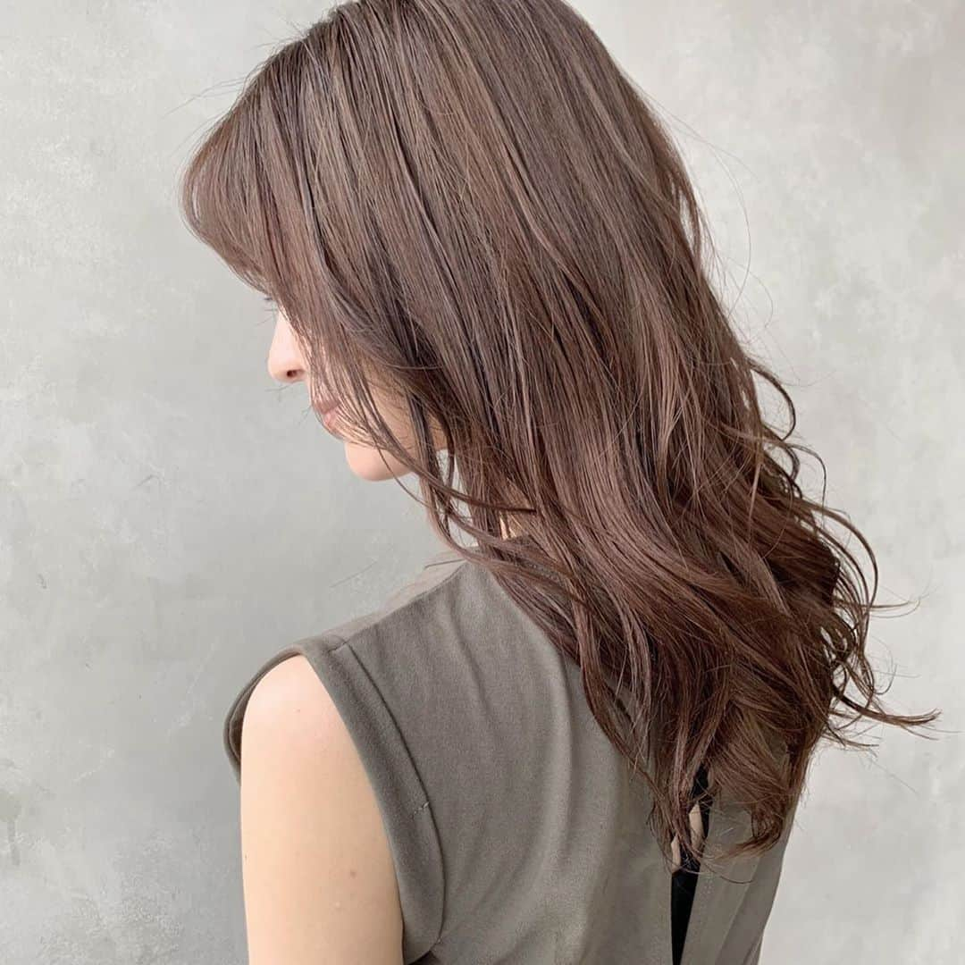 新山千春さんのインスタグラム写真 - (新山千春Instagram)「📸✨ 今日hairsetしてくれたのは ずっとお世話になってる 藤田さん🌹 @fhitoshi08 .  ちなみに 藤田さんの作るcolorは 肌も透明感が出るように ツヤツヤに 仕上げてくれるから オススメですよ💁‍♀️ #haircolor #Highlight _____________________________________________________🌴#LA 好き🖤 #art 好き🎨#chihuahua #dog 🐶  #mamafashion #Japaneseactress #casualcoordinate #denimcoordinate #makeup #model  #mama#mamastyle #Instagood #cooking #streetwear #mamacoordinate #hairarrange #streetfashion  #outfit #casualstyle  #outfitstyle #촬영 #粉我 #나를따르라  #fashionistas #dailylook #coodinate #新山千春  _____________________________________________🌴🌵🌴」7月5日 22時04分 - chiharuuu_0114