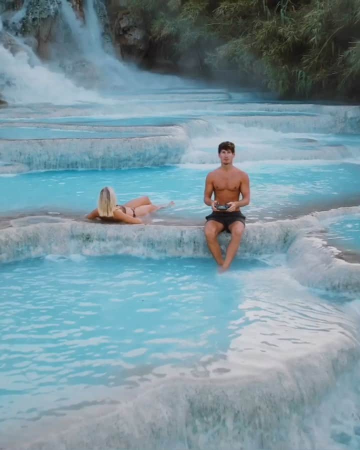 bestvacationsのインスタグラム：「How cool are these hot springs?! Tuscany, Italy 🇮🇹 by @doyoutravel ✨ Jack says, “It still blows my mind that these natural hot springs and things like this exist! We drove 2 hours to get here for sunrise before the crowds arrive. After spending some time bathing here our skin felt so soft! Imagine living near this, I’d probably make this my morning routine!”」