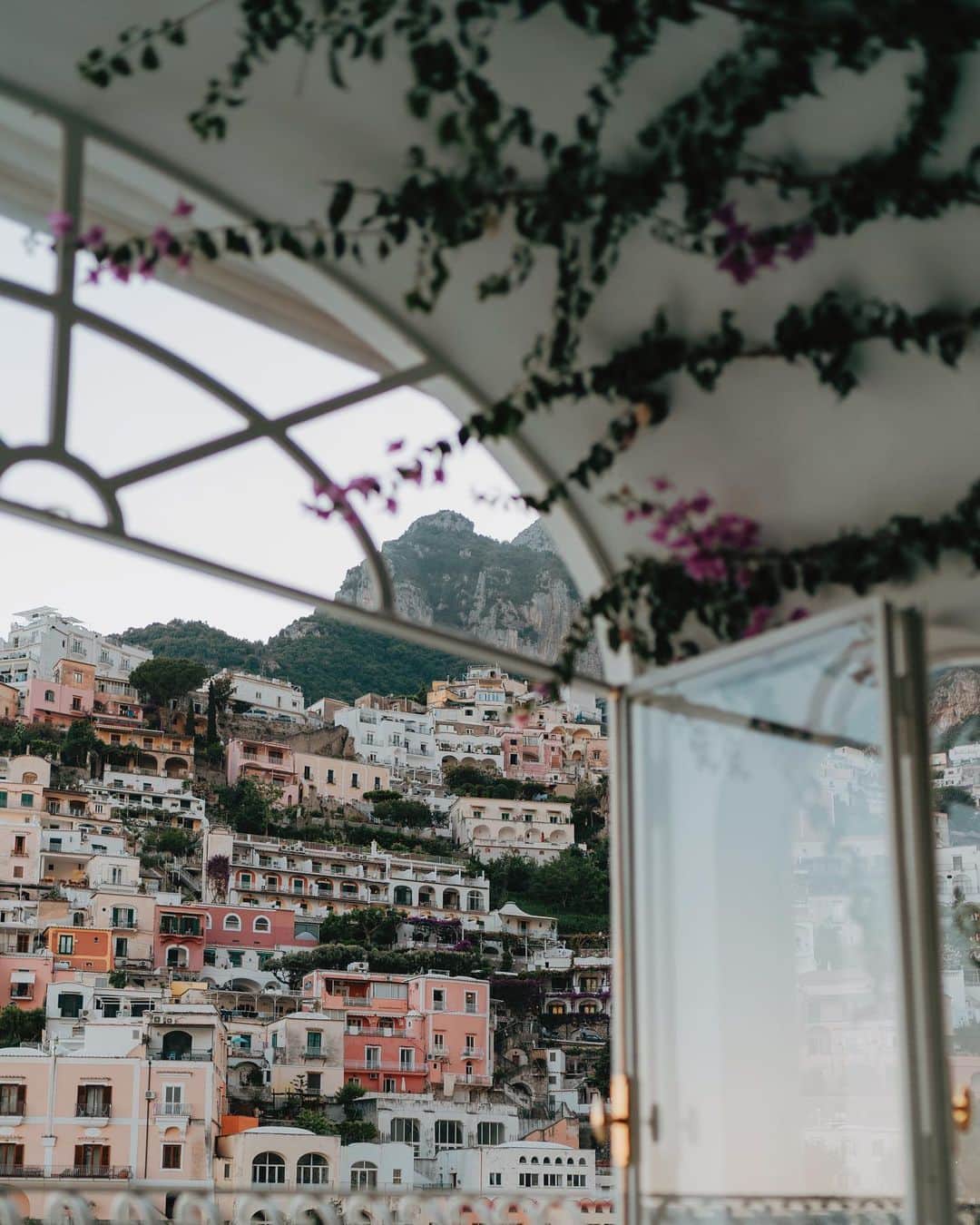Putri Anindyaのインスタグラム：「The dreamiest place ✨ @lesirenuse #lesirenuse // Positano was always on my bucket list since I saw it long time ago. Having the privilege to be here in this very special hotel to enjoy the beauty of Positano in Summer is more than a dream. I captured some of my sweet memories of Le Sirenuse Positano to be a reminder for myself that i don’t have any reason to complain. Also, it’s two weeks that i haven’t posted anything! I was so drown into the vacation mood in Provence and Italy!  So how have you been ?! Hope you will have a great weekend ahead! Been long time I didn’t ask this question, so which one is your favorite slide?! ❤️ #positano #positanoitaly #amalficoast . . . Taken with @sonyalpha_id #sonya7iii #zeiss35mm14」