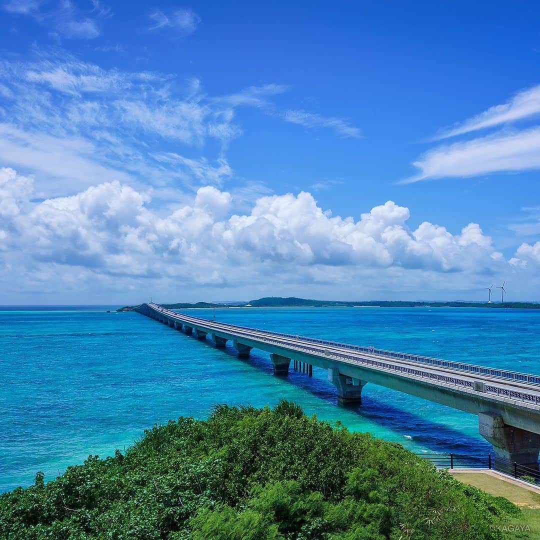 KAGAYAさんのインスタグラム写真 - (KAGAYAInstagram)「夏の橋を渡って。 （先日、沖縄県宮古島にて撮影） 今週もお疲れさまでした。おだやかな週末になりますように。 #宮古島 #沖縄」7月5日 22時19分 - kagaya11949