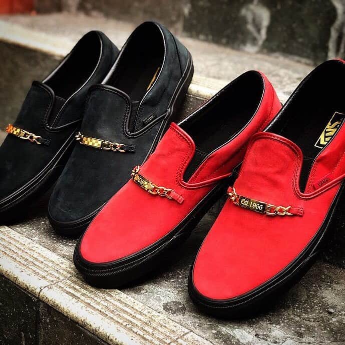 Vans Philippinesさんのインスタグラム写真 - (Vans PhilippinesInstagram)「Slip into the new Vans ID Slip-On pack which features a metal ID bracelet on the top of each shoe while being constructed entirely in suede for that luxurious classic look. 🥀✨ #VansPhilippines」7月5日 22時25分 - vansphilippines