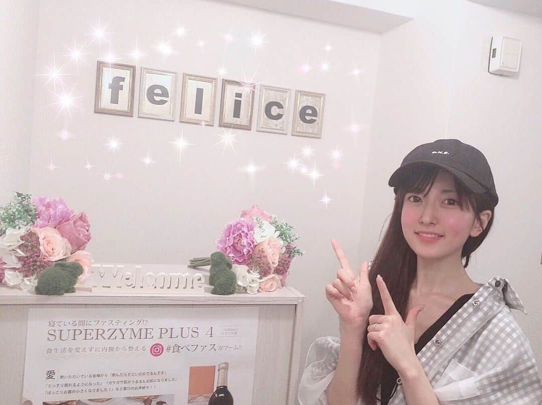 須藤凜々花のインスタグラム：「昨日知り合ったお姉さんのお店にお邪魔しました🐥小顔矯正サロン 顎の肉が消えました。 その上、すっぴんで挑んだのに、ケイトのシークレットスキンファンデーションを塗った肌みたいになって、エッッッッてなりました。 痩身の他に、美肌効果もあるクリームを使っていて、明日まで保湿されるそうです。 エッッッッッ。 お値段はお手頃(65分4980円)で、その理由は 「八丁堀に人が来ないから」 だそうです。 八丁堀小顔サロン、おススメです♡ 八丁堀じわるぅ〜www🎉」