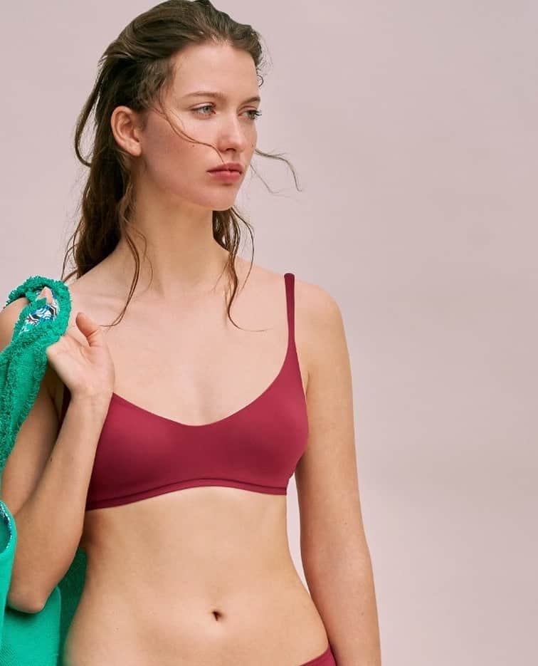 レジャビーのインスタグラム：「SCULPT, seamless swimsuit, second skin effect 🍑 —— SCULPT, maillot sans couture, effet seconde peau 🍑 #maisonlejaby #maillotdebain #maillot #sculpt #sanscouture #pe19 #ss19 #savoirfaire #innovation #brassiere」