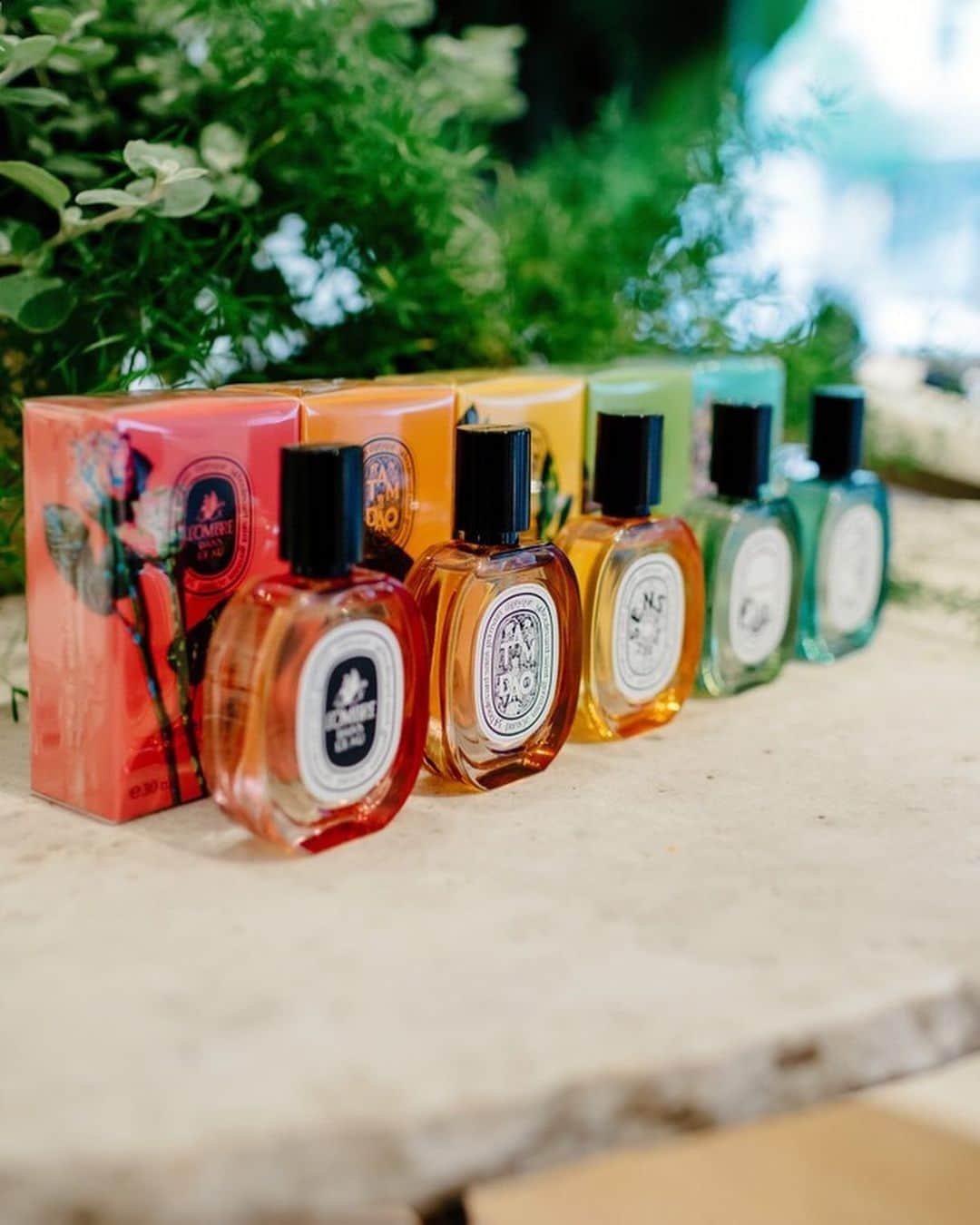 Club Monacoさんのインスタグラム写真 - (Club MonacoInstagram)「Out East this weekend? Celebrate the long weekend with a @diptyque candle from our Southampton pop-up. Yours with any purchase until July 7th. ✨」7月5日 22時30分 - clubmonaco