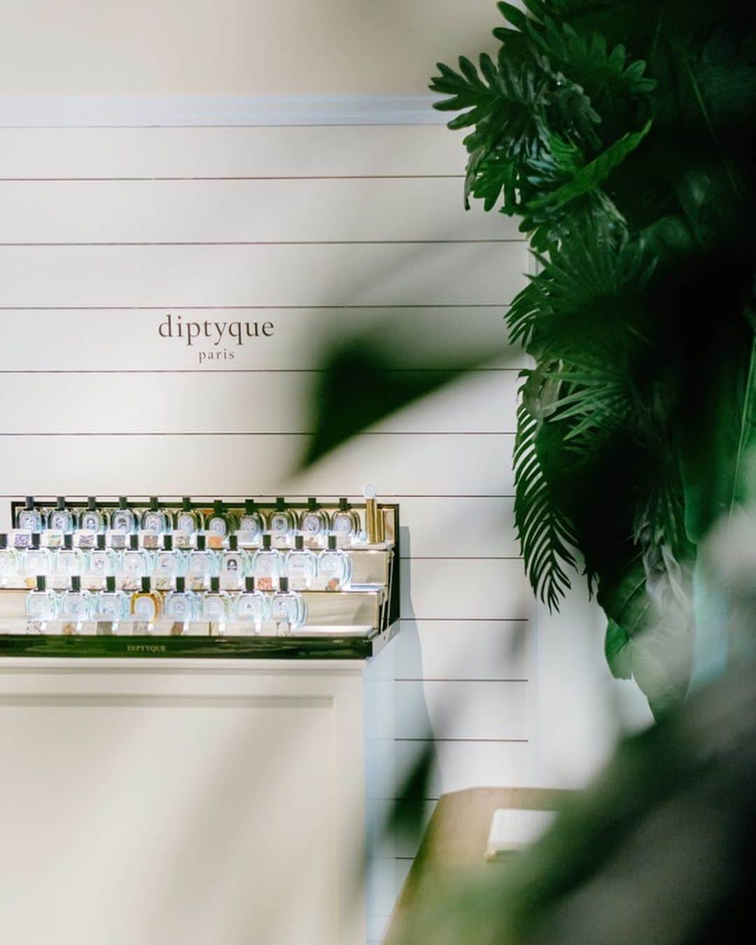 Club Monacoさんのインスタグラム写真 - (Club MonacoInstagram)「Out East this weekend? Celebrate the long weekend with a @diptyque candle from our Southampton pop-up. Yours with any purchase until July 7th. ✨」7月5日 22時30分 - clubmonaco