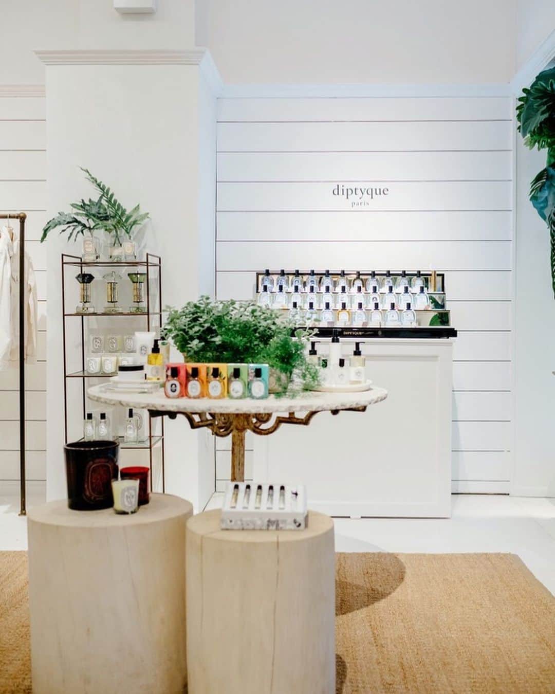 Club Monacoさんのインスタグラム写真 - (Club MonacoInstagram)「Out East this weekend? Celebrate the long weekend with a @diptyque candle from our Southampton pop-up. Yours with any purchase until July 7th. ✨」7月5日 22時30分 - clubmonaco