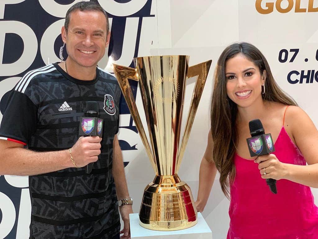 Despierta Americaさんのインスタグラム写真 - (Despierta AmericaInstagram)「@alantacher  y @anacatyhernandez  con la protagonista de la #CopaOro 🏆 ¿Quién gana este domingo? 🇲🇽 vs 🇺🇸 8pm/7C por @univision」7月5日 22時40分 - despiertamerica