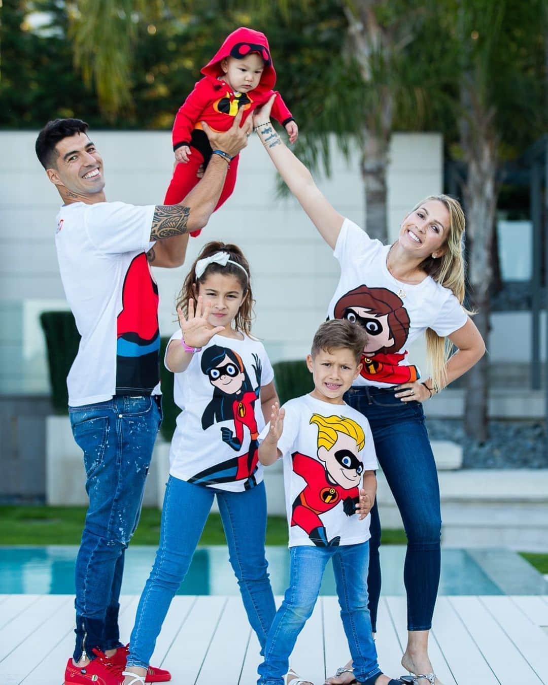 ソフィア・バルビのインスタグラム：「MI familia Increible! 😂😂❤️❤️❤️❤️❤️ @luissuarez9」