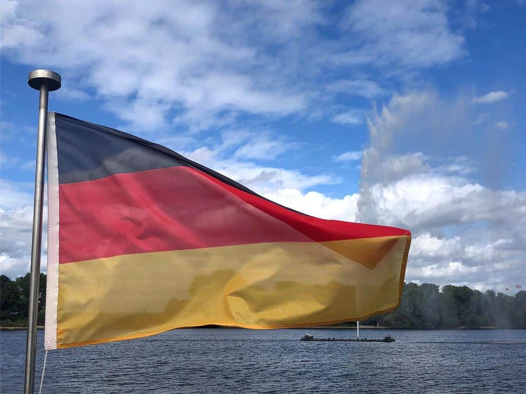 宍戸開さんのインスタグラム写真 - (宍戸開Instagram)「"どれがいい？" 🇩🇪 気に入ったショットを獲るために何枚も撮る！揺れる船上、風、主題である旗の靡き具合、背景とのマッチング、抜けの青空と雲の配置など、なかなか上手くいく、しっくりくる絵が撮れませんね〜！なので選んでくださいな！？ #ハンブルグ #ドイツ #アルスター湖 🇩🇪 #fairmonthotel #hamburg #germany 🇩🇪」7月5日 22時38分 - kaishishido