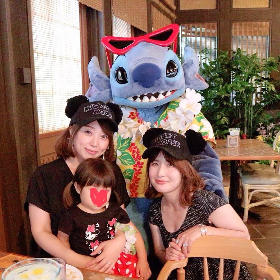 宮崎真梨子さんのインスタグラム写真 - (宮崎真梨子Instagram)「こないだの子連れディズニーランド♡写真いっぱいあるから、アメブロに書きました♡ ∵ @makiko_ueno しゃんが予約してくれた「リロのルロウ&ファン」を満喫♡ホント楽しかった♡ありがとう♡ ∵ ブログは、プロフィールのURLからチェックしてみてください♡ ∵ ∵ #3歳3ヶ月 #修正2歳11ヶ月 #息子 #超未熟児 #ディズニーランド #東京ディズニーランド #disneyland #子連れディズニー #coordinate #リロのルアウアンドファン #子連れディズニー #リロアンドスティッチ #30代コーデ #大人可愛い #ミヤマリ #vocest #vocemagazine #美容ブロガー #インフルエンサー #ヘアアレンジ #ママ #男の子ママ #mamagirl #おしゃれさんと繋がりたい」7月5日 22時49分 - miyamari92