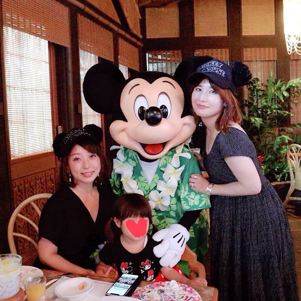 宮崎真梨子さんのインスタグラム写真 - (宮崎真梨子Instagram)「こないだの子連れディズニーランド♡写真いっぱいあるから、アメブロに書きました♡ ∵ @makiko_ueno しゃんが予約してくれた「リロのルロウ&ファン」を満喫♡ホント楽しかった♡ありがとう♡ ∵ ブログは、プロフィールのURLからチェックしてみてください♡ ∵ ∵ #3歳3ヶ月 #修正2歳11ヶ月 #息子 #超未熟児 #ディズニーランド #東京ディズニーランド #disneyland #子連れディズニー #coordinate #リロのルアウアンドファン #子連れディズニー #リロアンドスティッチ #30代コーデ #大人可愛い #ミヤマリ #vocest #vocemagazine #美容ブロガー #インフルエンサー #ヘアアレンジ #ママ #男の子ママ #mamagirl #おしゃれさんと繋がりたい」7月5日 22時49分 - miyamari92