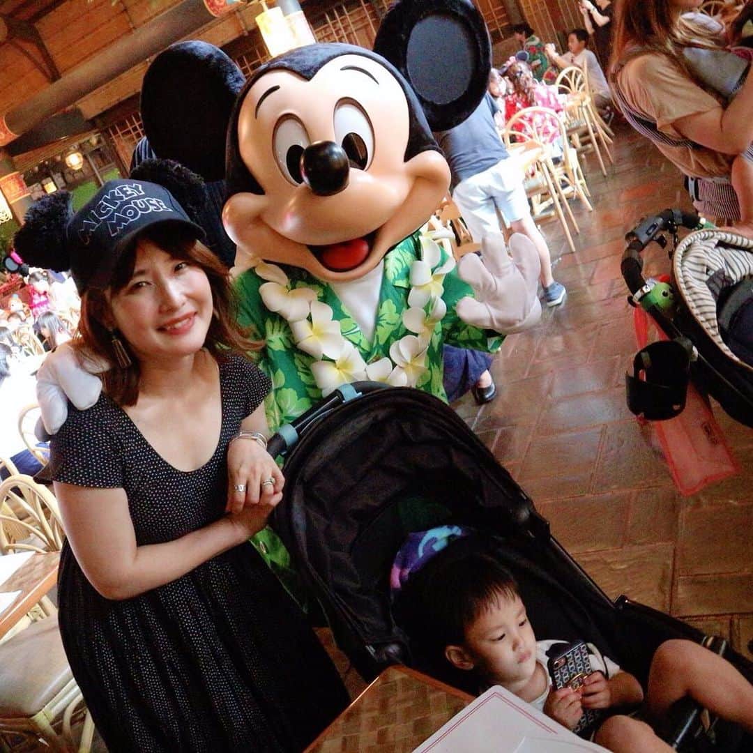 宮崎真梨子さんのインスタグラム写真 - (宮崎真梨子Instagram)「こないだの子連れディズニーランド♡写真いっぱいあるから、アメブロに書きました♡ ∵ @makiko_ueno しゃんが予約してくれた「リロのルロウ&ファン」を満喫♡ホント楽しかった♡ありがとう♡ ∵ ブログは、プロフィールのURLからチェックしてみてください♡ ∵ ∵ #3歳3ヶ月 #修正2歳11ヶ月 #息子 #超未熟児 #ディズニーランド #東京ディズニーランド #disneyland #子連れディズニー #coordinate #リロのルアウアンドファン #子連れディズニー #リロアンドスティッチ #30代コーデ #大人可愛い #ミヤマリ #vocest #vocemagazine #美容ブロガー #インフルエンサー #ヘアアレンジ #ママ #男の子ママ #mamagirl #おしゃれさんと繋がりたい」7月5日 22時49分 - miyamari92