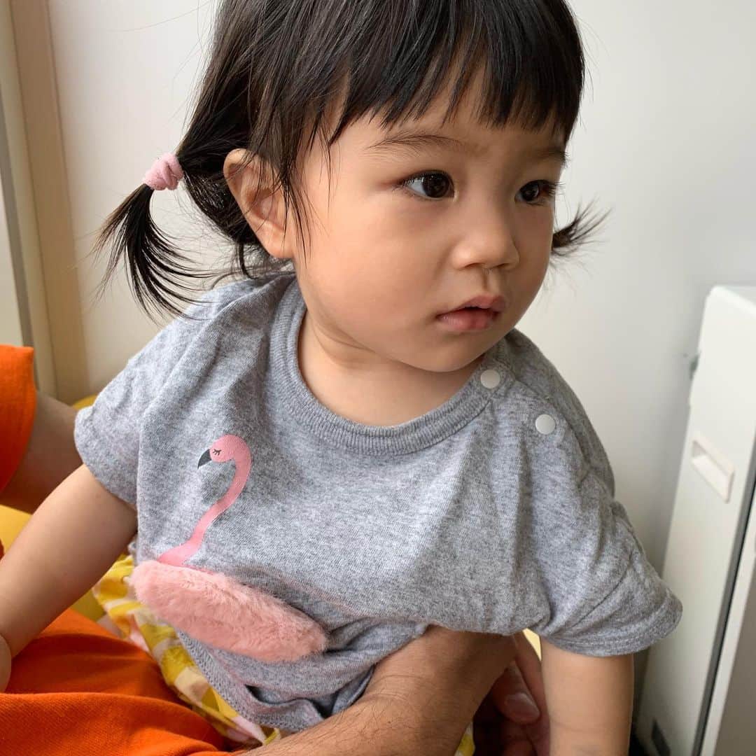 小松美緒のインスタグラム：「明日も保育園がんばろう。  迎えに行った時のとびきりの笑顔を見るまで母もお仕事頑張ります✨ 明日も来てくださるお客様と会えるの楽しみにしております。  毎日少ない時間の中で時間を合わせて来てくださるお客様に、本当に感謝しかありません🙏✨✨ 土曜はご予約が埋まりやすく、ご迷惑をおかけします😭  27日土曜は時間によってまだ空きがございます♡  平日はまだお取りできるお日にち多いです✨  皆さまいつも本当にありがとうございます！  #wyethhair」