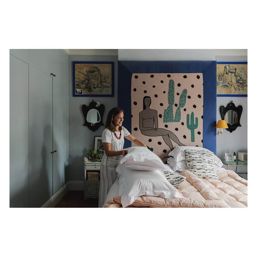 The Modern Houseさんのインスタグラム写真 - (The Modern HouseInstagram)「As part of our ‘My Modern House’ series, we visit interior designer @beataheuman her family home in Hammersmith to discuss the art of eclectic interiors. Link in our bio for the full feature.」7月5日 22時41分 - themodernhouse