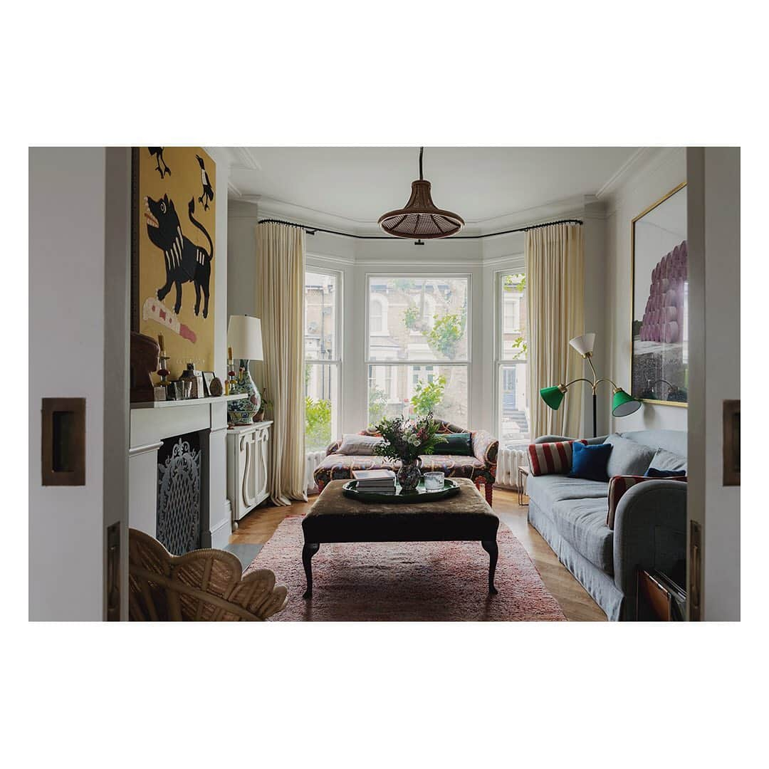 The Modern Houseさんのインスタグラム写真 - (The Modern HouseInstagram)「As part of our ‘My Modern House’ series, we visit interior designer @beataheuman her family home in Hammersmith to discuss the art of eclectic interiors. Link in our bio for the full feature.」7月5日 22時41分 - themodernhouse