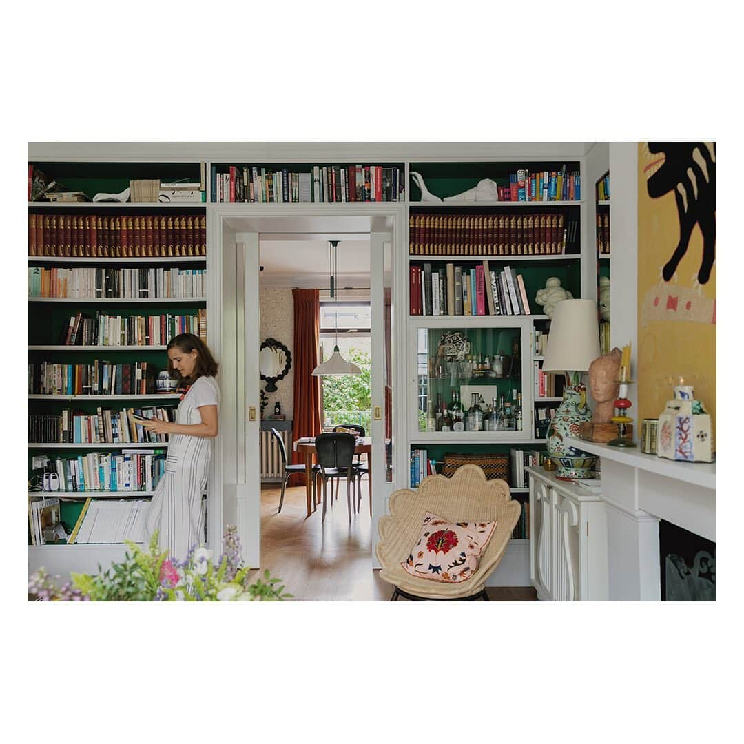 The Modern Houseさんのインスタグラム写真 - (The Modern HouseInstagram)「As part of our ‘My Modern House’ series, we visit interior designer @beataheuman her family home in Hammersmith to discuss the art of eclectic interiors. Link in our bio for the full feature.」7月5日 22時41分 - themodernhouse