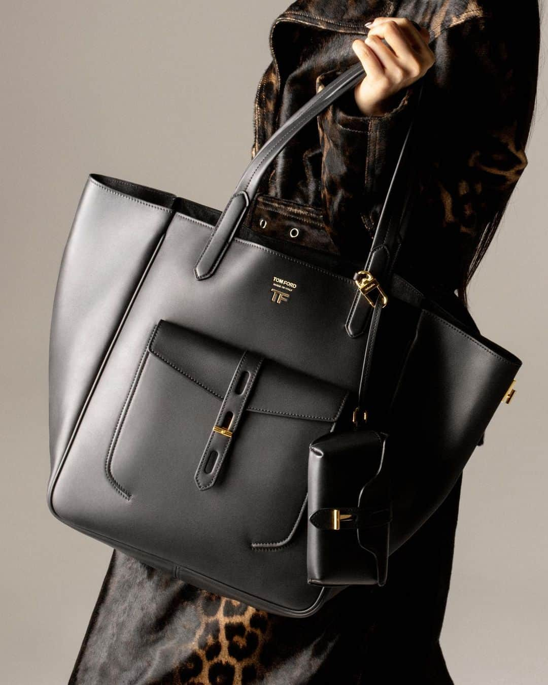 トムフォードさんのインスタグラム写真 - (トムフォードInstagram)「Discover the iconic Hollywood Leather T Twist Tote. #TOMFORD」7月5日 22時47分 - tomford