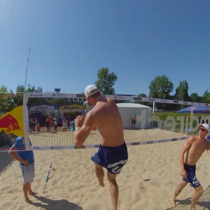 のインスタグラム：「All aboard the train to spike town! The Vikings lead the charge into this weekend’s playoffs🏐 Don’t miss out 👉 link in bio. 🏃‍♂️: @christiansorum & @andybmol @beachvolleyvikings @beachmajorseries @redbullnorge #hamburg2019 #beachmajorseries #beachvolley #volleyball #FIVB #worldchampionships #germany」