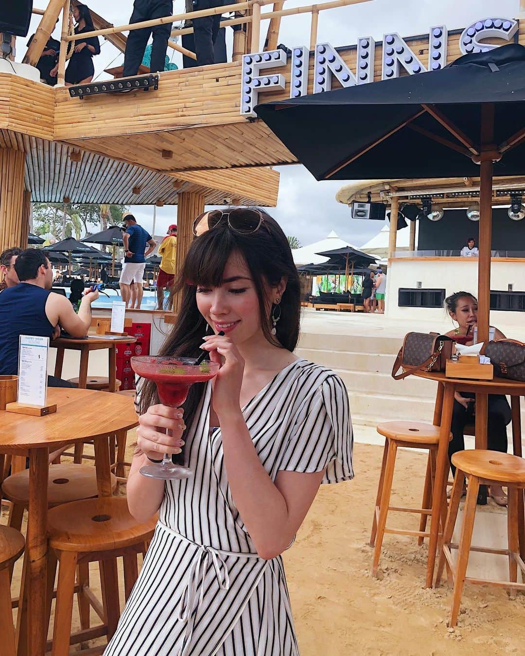 ノウィキ茉莉のインスタグラム：「One thing I really was impressed with in Bali was the people! They are the happiest and friendliest people I have ever met! Especially in Finn’s beach club, I felt the service was top notch, great vibes and so much fun! Food and drinks were also amazing 😉  バリ島の人って本当に優しくて、丁寧で驚いた〜こんなハッピーな人たちが周りにいておかげさまですごく楽しい旅行だったよ！特にフィンズ ビーチクラブめちゃくちゃ良かった！🏖雰囲気も食べ物もドリンクも最高🍹 . . . ピアスは母が作りました良かったらお問い合わせを @kazukonowicki」
