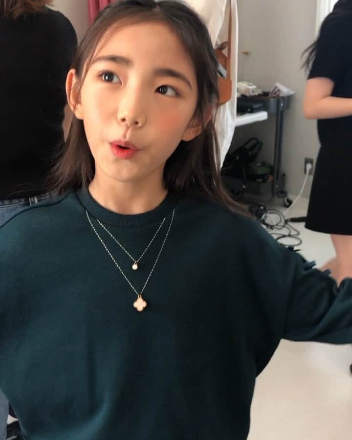 ウンチェのインスタグラム：「. 표정이 다 왜 이럼 🙄 ( #지못미 )  곧 #프듀 한다아 - #이뻐이뻐요 . . . #레노마키즈#renomakids#촬영중에 #키즈모델#주니어모델#이은채」