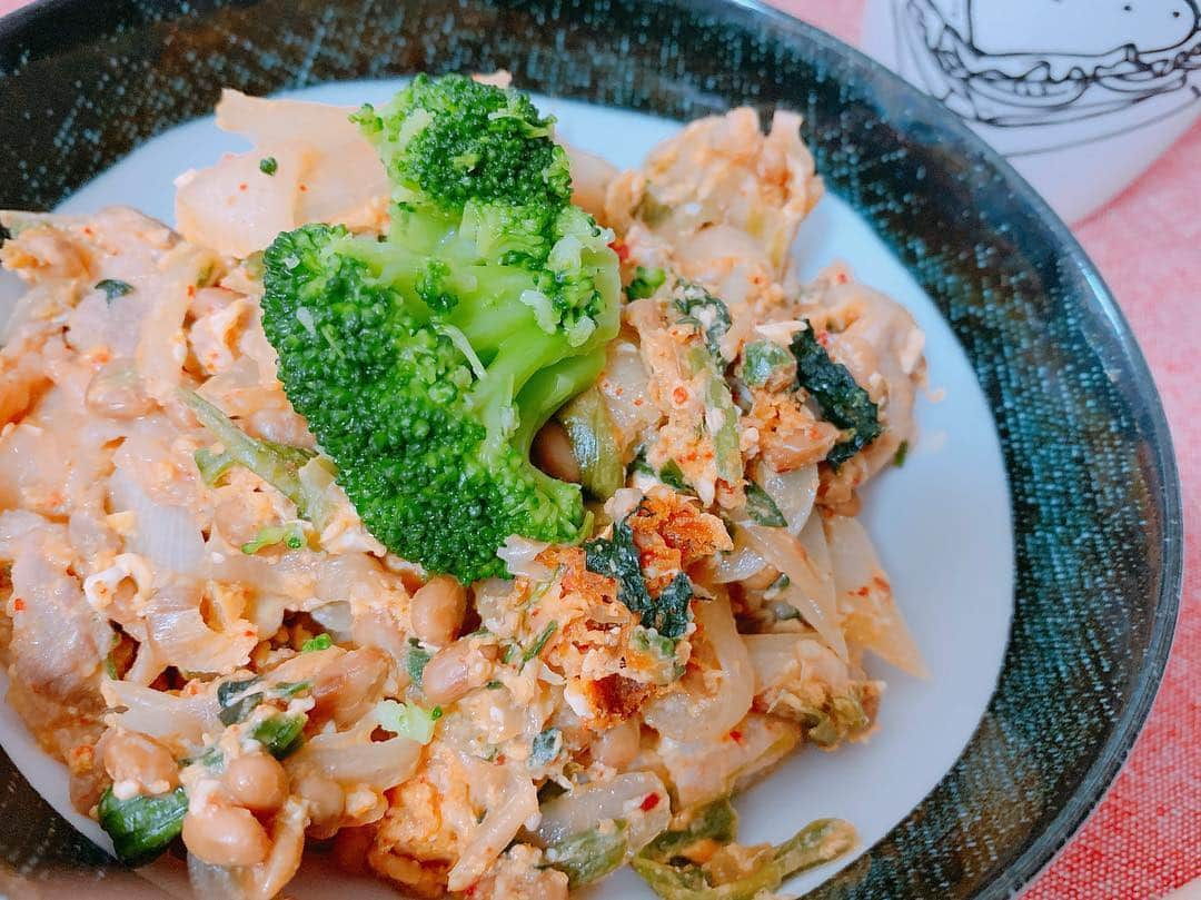 夏目樹里さんのインスタグラム写真 - (夏目樹里Instagram)「今日初めて作った👩🏻‍🍳 「豚キムチ納豆炒め」が美味しすぎてびっくり投稿しちゃうレベル🤩笑 . ・豚肉 100 ・玉ねぎ 1/2 ・キムチ ひとつかみ ・納豆+たれ、からし 1 ・しょうゆ 小さじ1 ・たまご 1 ・ネギ . ↑上から順番に炒めて完成❣️ . 🥦は余りを乗っけた😋 . およそ 485kcal P35 F29.5 C10.6 食物繊維6.4 塩分2.3 . 油はひかずに炒めたので少しでも脂質カットできたかな？ . . #PFCバランス #豚キムチ炒め  #キムチ納豆  #超簡単レシピ  #低糖質レシピ  #納豆アレンジ  #豚肉レシピ #じゆりごはん」7月5日 22時52分 - juri_azure