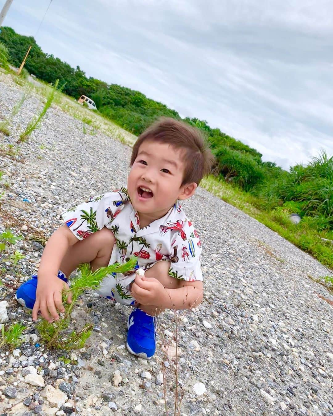 のインスタグラム：「パンケーキ屋さん裏の空き地（笑） 石があれば楽しい息子😂（笑） ・ ・ ・ #summer #南国 #沖縄 #okinawa #ママ #baby #ママ友募集 #赤ちゃんのいる生活 #ママサークル #ママイベント #ママ会 #都内ママ #ベビスタグラム #mamagirl #ベビフル #コドモダカラ #コドモノ #ママリ #親バカ部 #新米ママ東京部」