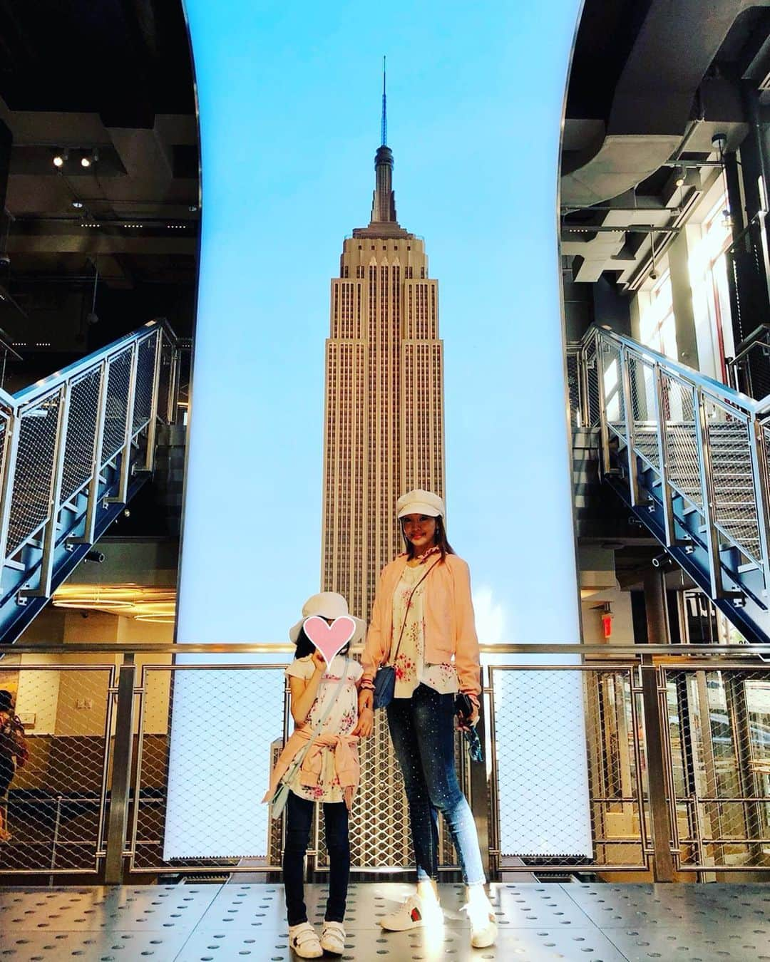 神田うのさんのインスタグラム写真 - (神田うのInstagram)「I have come to N.Y.C. so many times, but this was the first visit to the Empire Estate Building!! #empireestatebuilding#エンパイアステートビルディング #nyc#newyork#newyorkcity#manhattan#マンハッタン#ニューヨーク#ニューヨーク旅行#家族#母娘#親子リンクコーデ#親子コーデ#お揃いコーデ#matchingfashion#matchingcordinate#神田うの#unokanda」7月6日 4時22分 - unokandaofficial