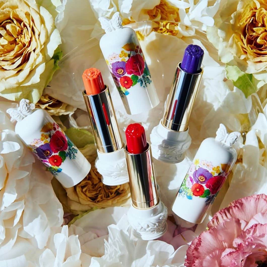 アナスイさんのインスタグラム写真 - (アナスイInstagram)「In full bloom. Shop our Sheer Flower lipsticks now from @annasuicosmetics_us.」7月5日 23時05分 - annasui
