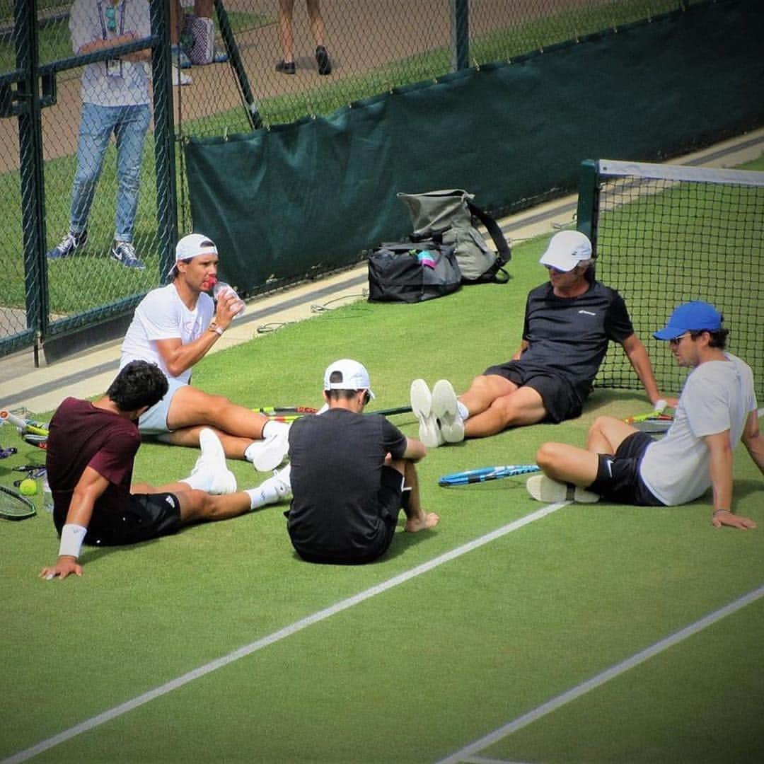 ATP World Tourさんのインスタグラム写真 - (ATP World TourInstagram)「Oh to be a fly on the wall of this conversation 👀What could these guys be talking about 🤔 . . 📸 @munarclar #Nadal #Munar #Wimbledon #practice #ATPTour」7月5日 23時06分 - atptour